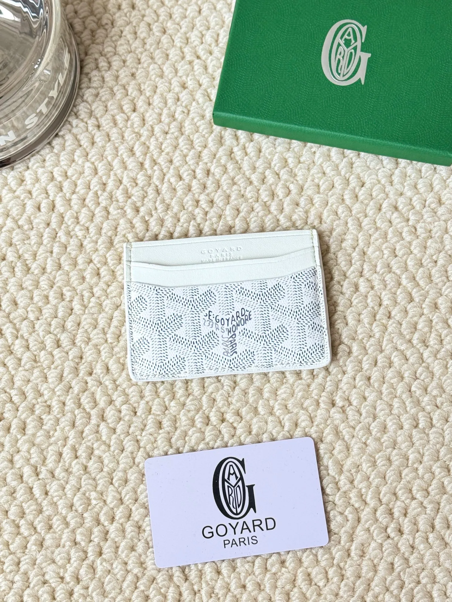 💰100 GOYARD Goya Classic👍🏻The design of Saint-Sulpice card holder is small and compact, and its middle pocket can store cards, documents or folded banknotes. The compact design fits nicely in a jacket or pants pocket. Style number: 9636 Size: 7 x10.5 cm