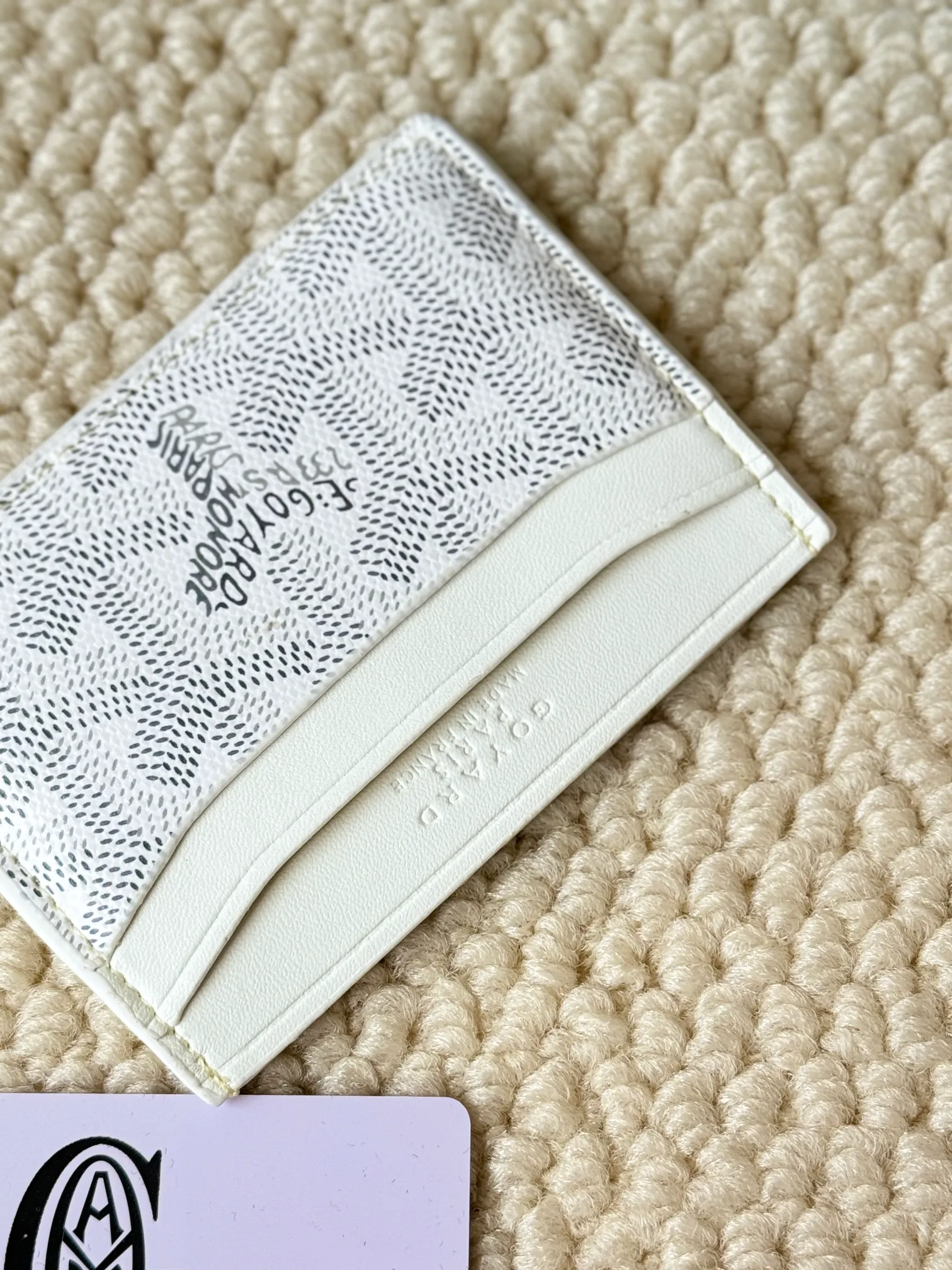 💰100 GOYARD Goya Classic👍🏻The design of Saint-Sulpice card holder is small and compact, and its middle pocket can store cards, documents or folded banknotes. The compact design fits nicely in a jacket or pants pocket. Style number: 9636 Size: 7 x10.5 cm