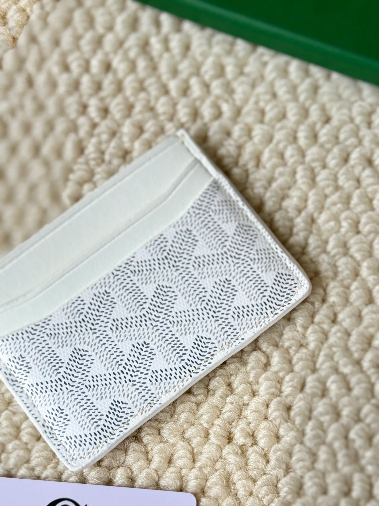 💰100 GOYARD Goya Classic👍🏻The design of Saint-Sulpice card holder is small and compact, and its middle pocket can store cards, documents or folded banknotes. The compact design fits nicely in a jacket or pants pocket. Style number: 9636 Size: 7 x10.5 cm