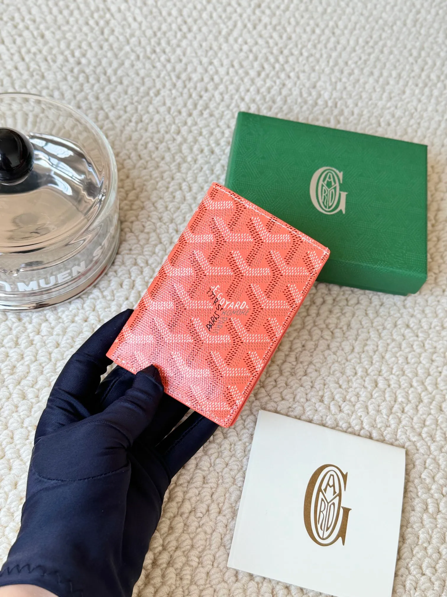 💰120 Goyard Goyardine Canvas & Vauzelles Calfskin No.: 803 Multiple colors available. Can be used as a couple model. It’s yyds to give as a gift for your own use! 6 card slots + two compartments, suitable for traveling. Small and portable, good-looking. Material: goyarine canvas and Vauzelles calfskin. Size: length 8*height 11