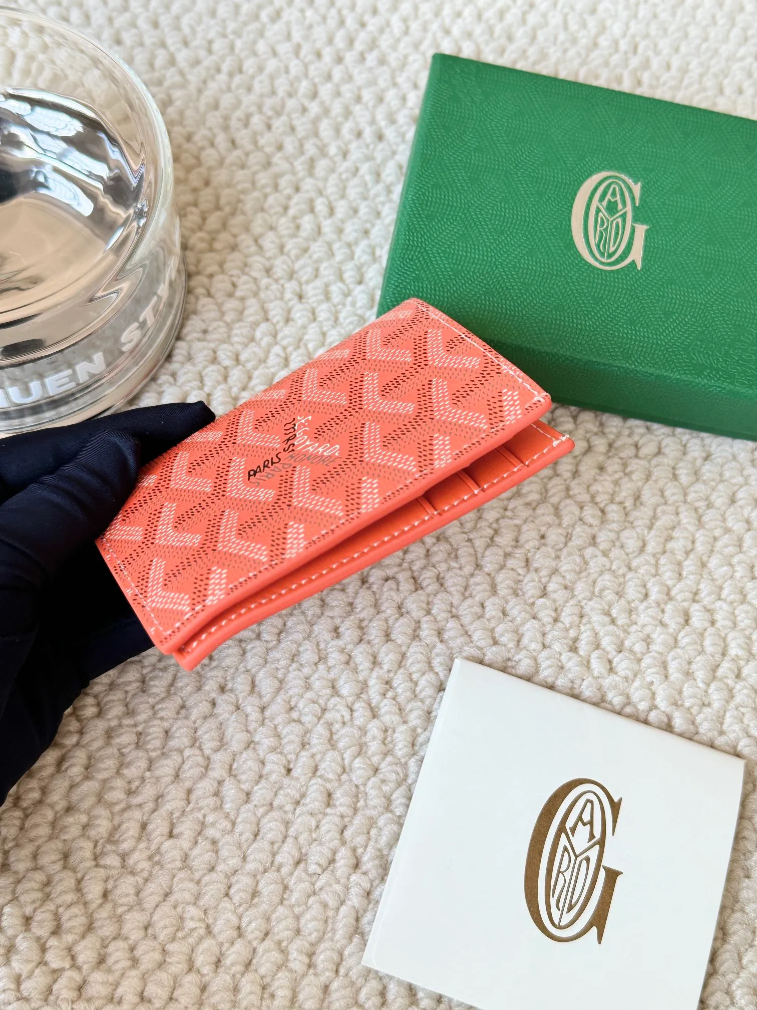💰120 Goyard Goyardine Canvas & Vauzelles Calfskin No.: 803 Multiple colors available. Can be used as a couple model. It’s yyds to give as a gift for your own use! 6 card slots + two compartments, suitable for traveling. Small and portable, good-looking. Material: goyarine canvas and Vauzelles calfskin. Size: length 8*height 11