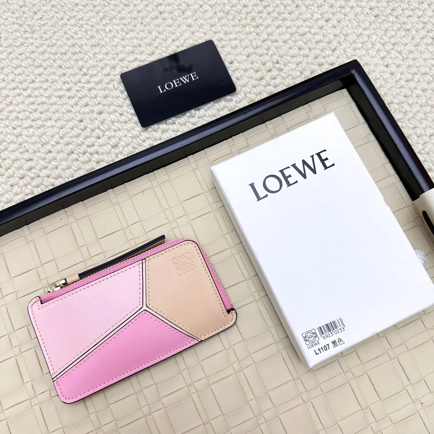 💰120 ·Loewe’s new card holders are back in stock! The new ones are all with metal logos, which are more refined than the old ones~~ Comes with box and dust bag! It’s a good idea to choose this small accessory for Valentine’s Day ~~Model: L1107 Size: 13*7.5*1