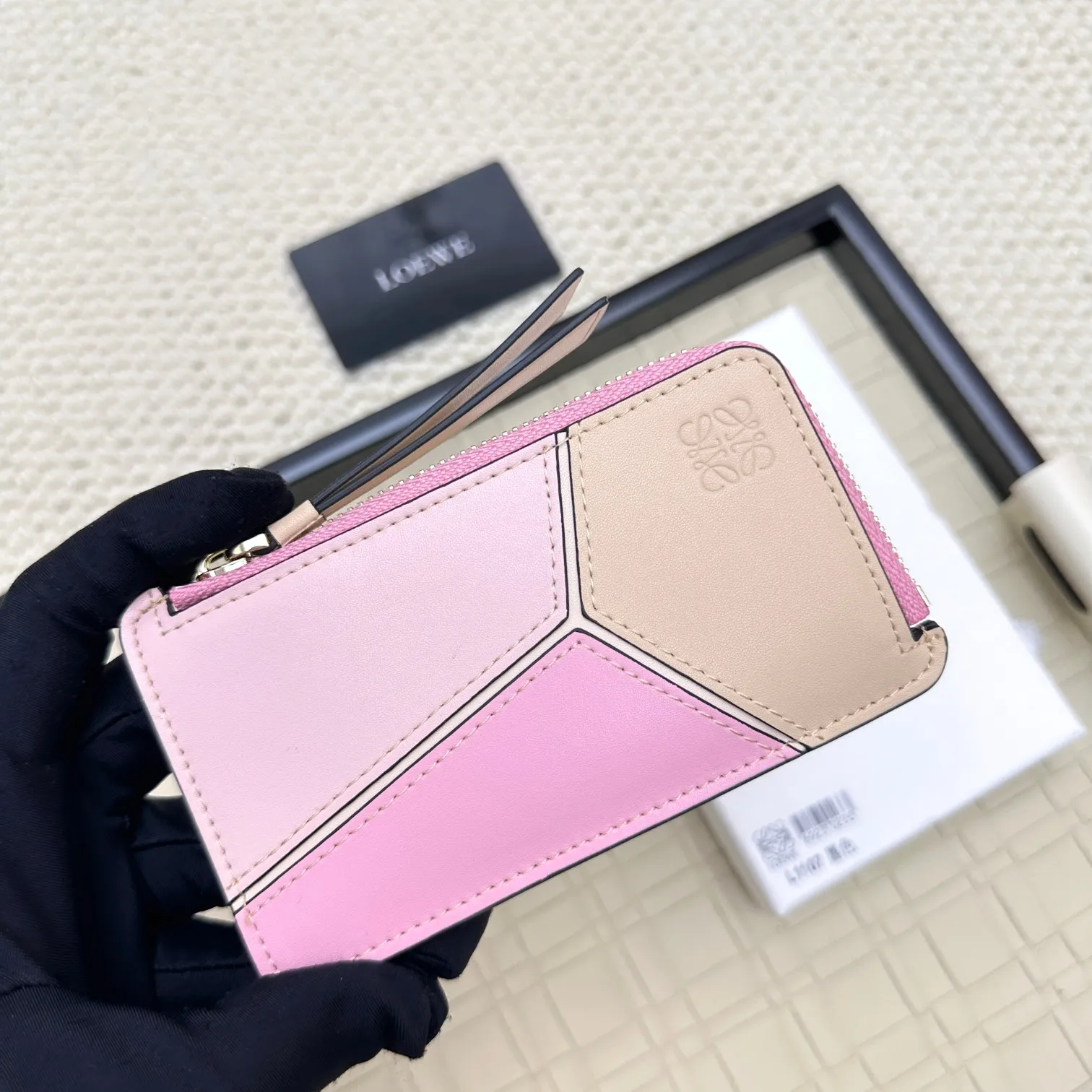 💰120 ·Loewe’s new card holders are back in stock! The new ones are all with metal logos, which are more refined than the old ones~~ Comes with box and dust bag! It’s a good idea to choose this small accessory for Valentine’s Day ~~Model: L1107 Size: 13*7.5*1