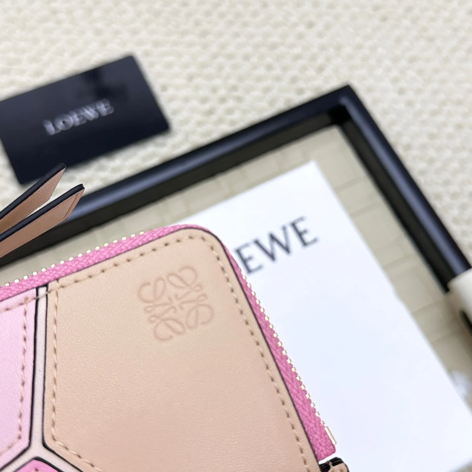 💰120 ·Loewe’s new card holders are back in stock! The new ones are all with metal logos, which are more refined than the old ones~~ Comes with box and dust bag! It’s a good idea to choose this small accessory for Valentine’s Day ~~Model: L1107 Size: 13*7.5*1