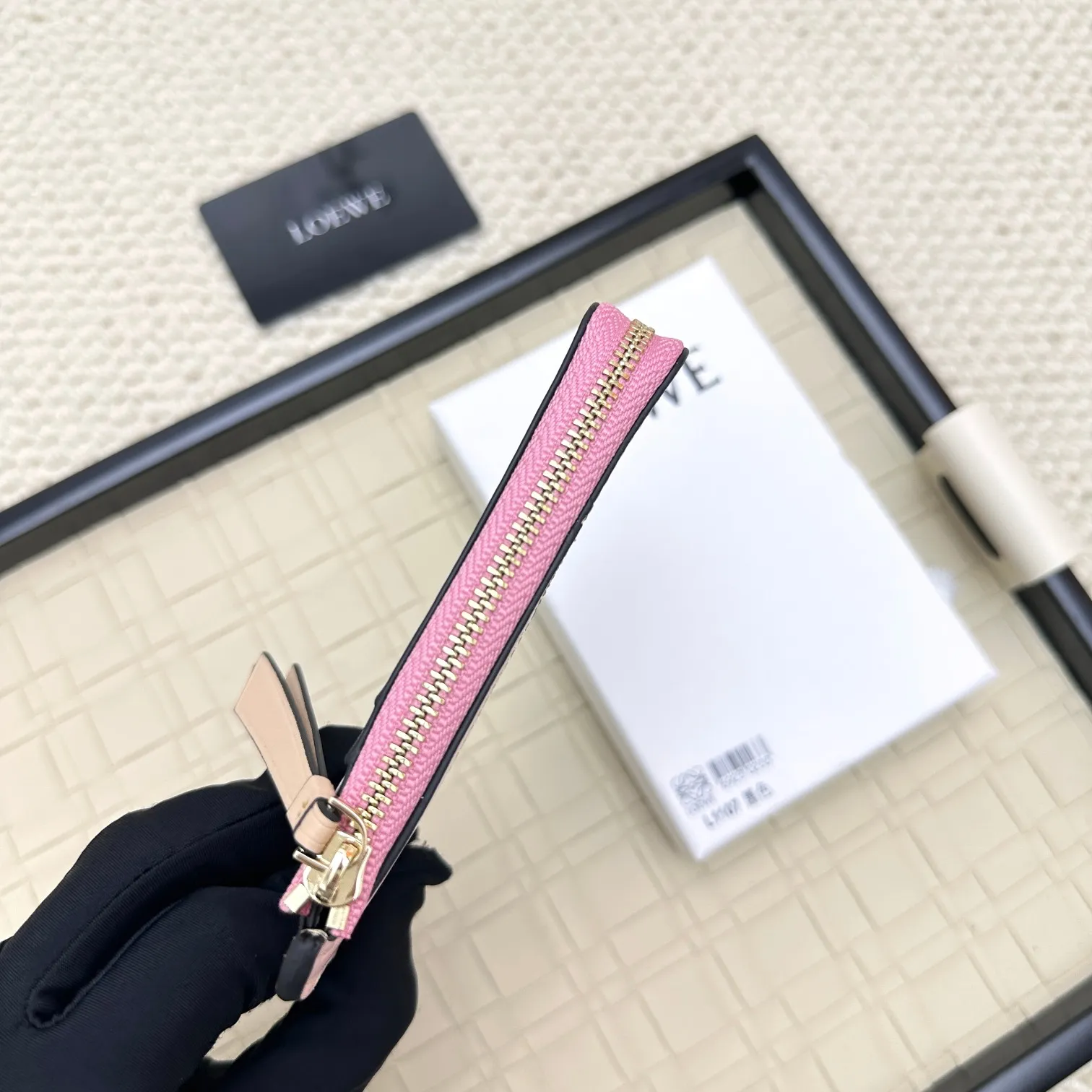 💰120 ·Loewe’s new card holders are back in stock! The new ones are all with metal logos, which are more refined than the old ones~~ Comes with box and dust bag! It’s a good idea to choose this small accessory for Valentine’s Day ~~Model: L1107 Size: 13*7.5*1