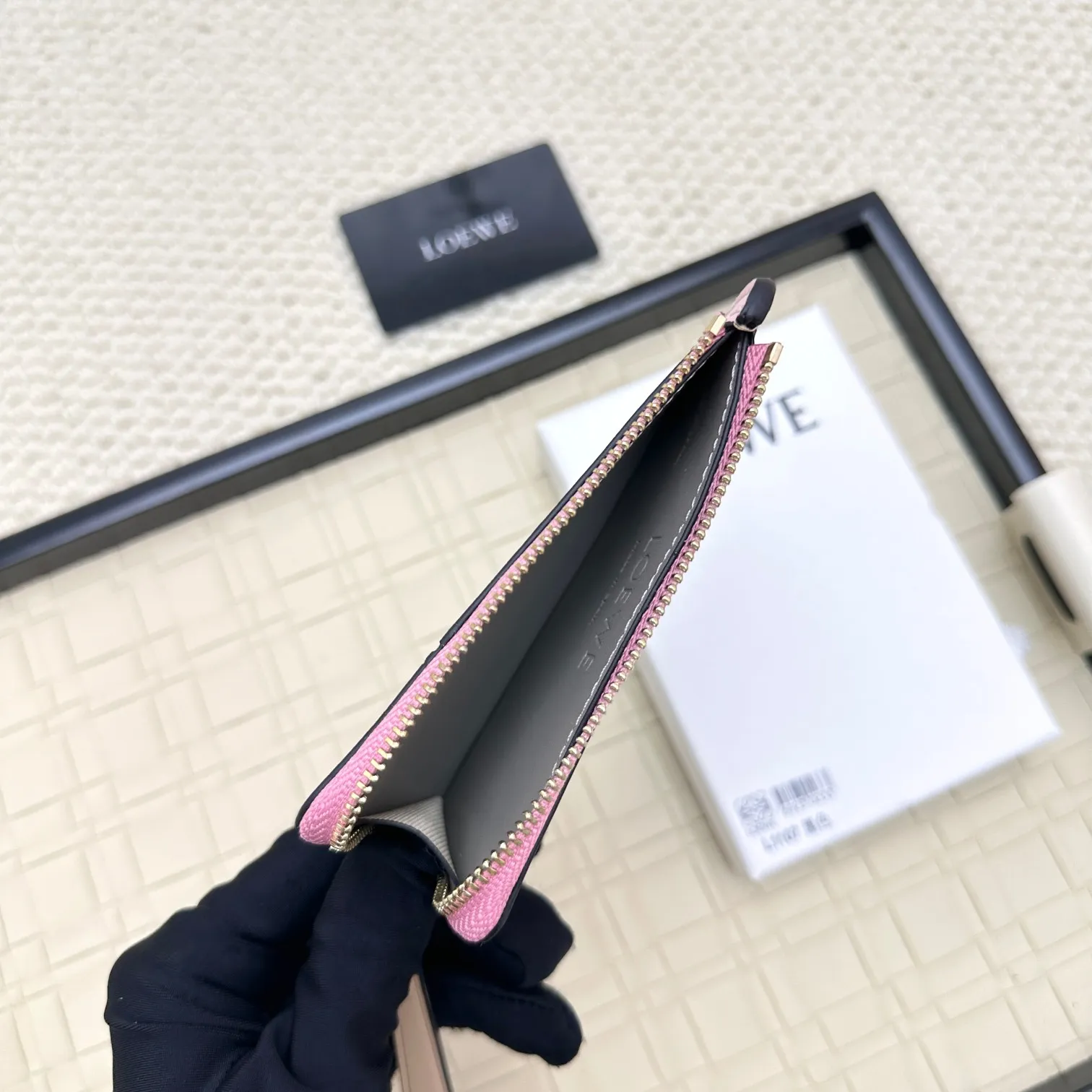 💰120 ·Loewe’s new card holders are back in stock! The new ones are all with metal logos, which are more refined than the old ones~~ Comes with box and dust bag! It’s a good idea to choose this small accessory for Valentine’s Day ~~Model: L1107 Size: 13*7.5*1