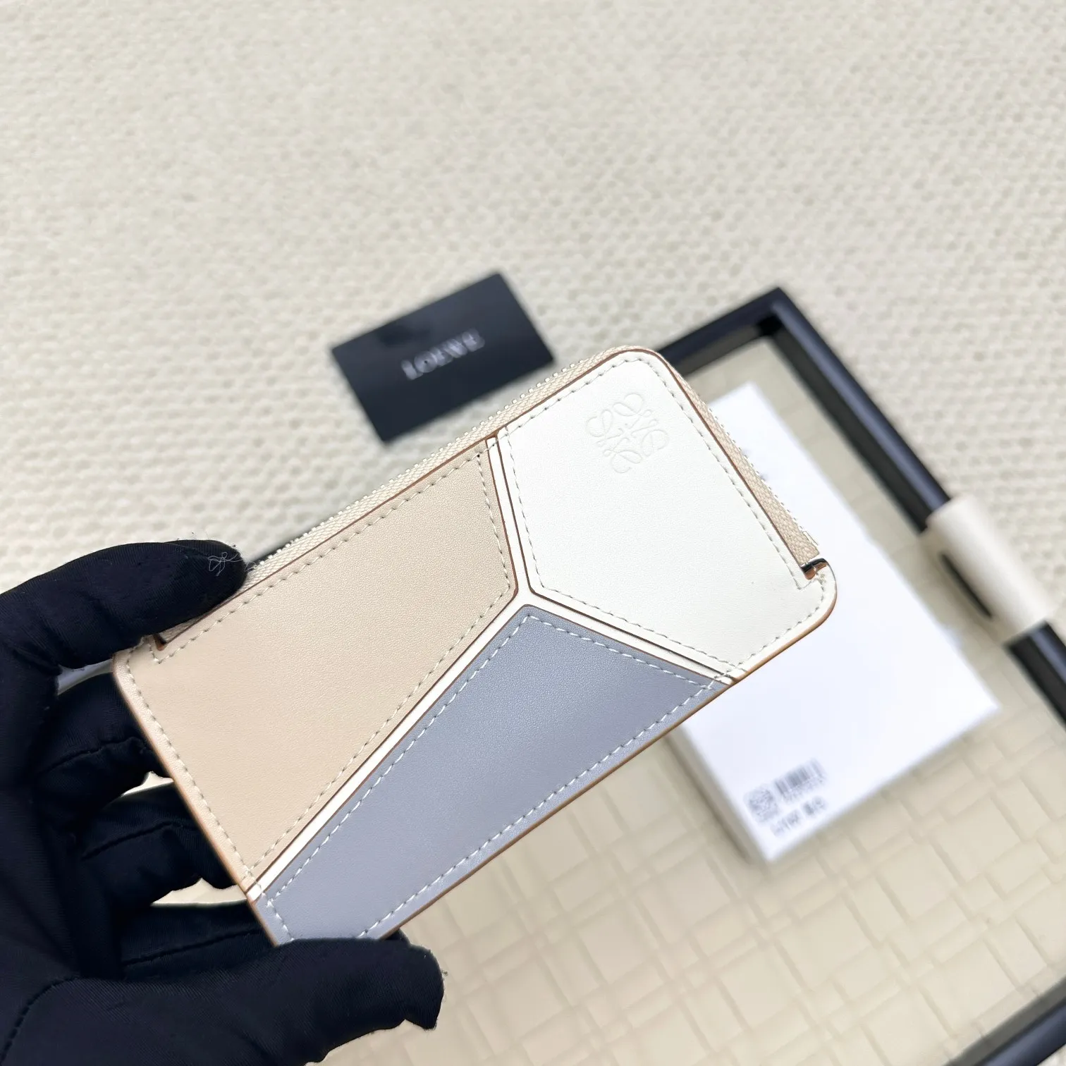 💰120 ·Loewe’s new card holders are back in stock! The new ones are all with metal logos, which are more refined than the old ones~~ Comes with box and dust bag! It’s a good idea to choose this small accessory for Valentine’s Day ~~Model: L1107 Size: 13*7.5*1