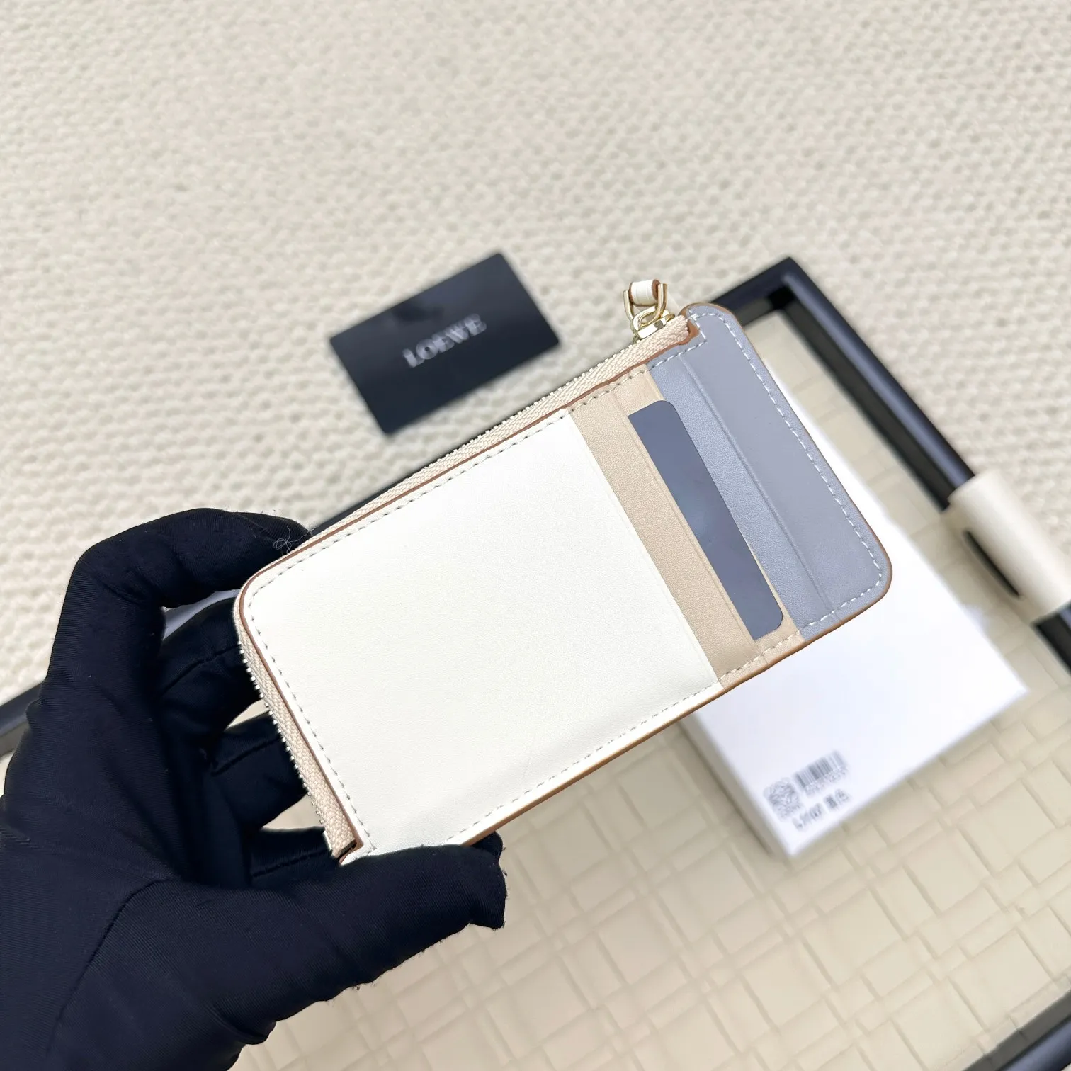 💰120 ·Loewe’s new card holders are back in stock! The new ones are all with metal logos, which are more refined than the old ones~~ Comes with box and dust bag! It’s a good idea to choose this small accessory for Valentine’s Day ~~Model: L1107 Size: 13*7.5*1