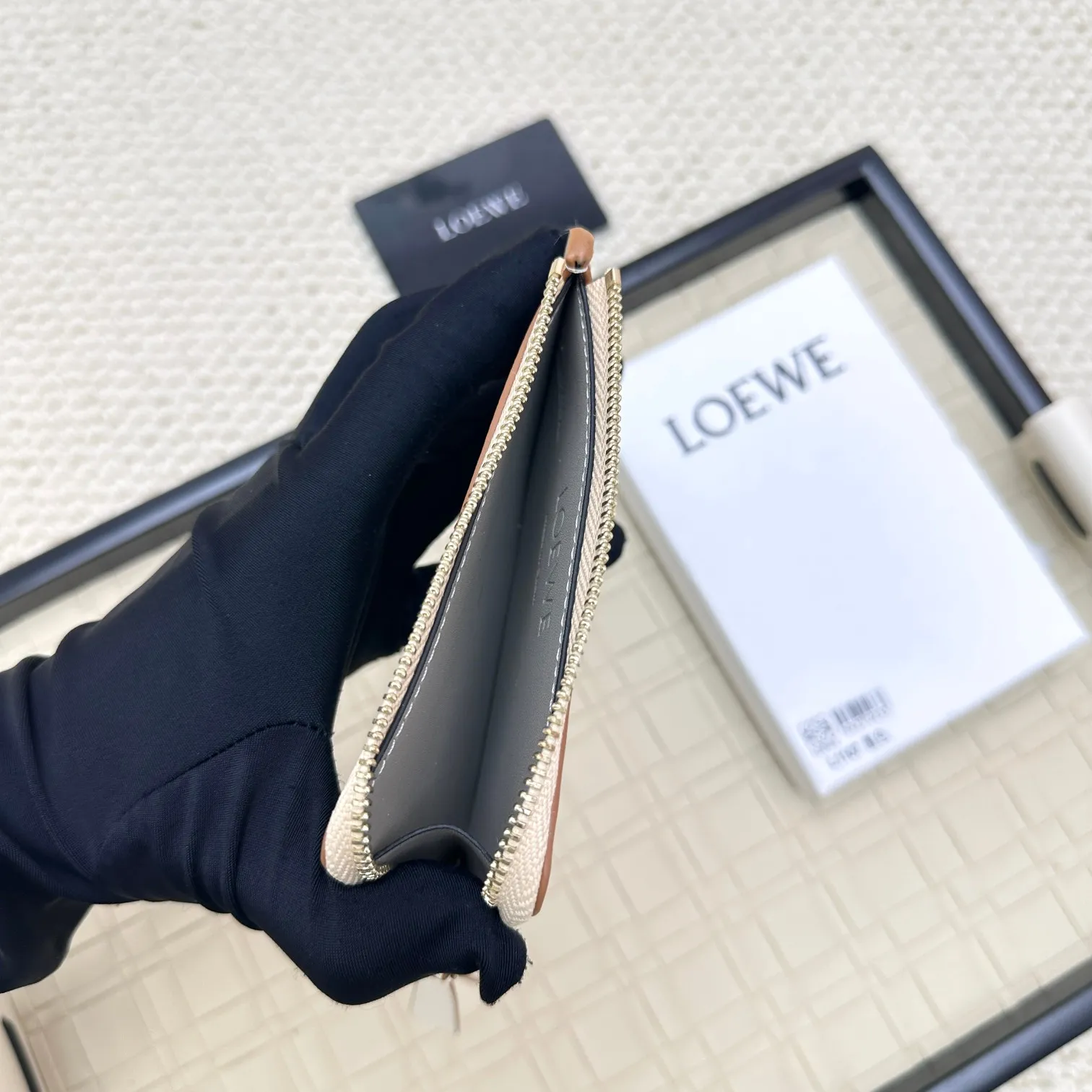 💰120 ·Loewe’s new card holders are back in stock! The new ones are all with metal logos, which are more refined than the old ones~~ Comes with box and dust bag! It’s a good idea to choose this small accessory for Valentine’s Day ~~Model: L1107 Size: 13*7.5*1