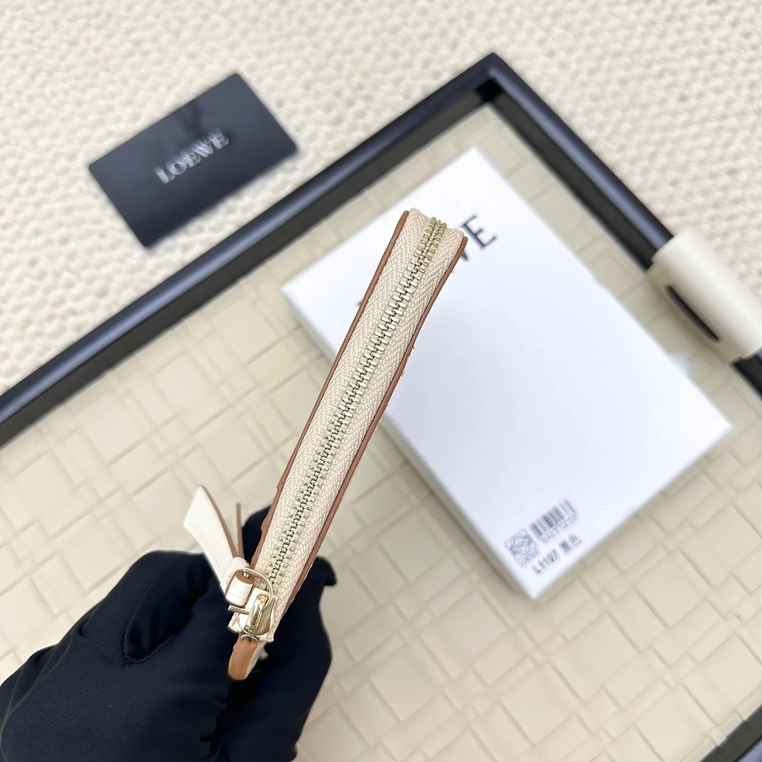 💰120 ·Loewe’s new card holders are back in stock! The new ones are all with metal logos, which are more refined than the old ones~~ Comes with box and dust bag! It’s a good idea to choose this small accessory for Valentine’s Day ~~Model: L1107 Size: 13*7.5*1