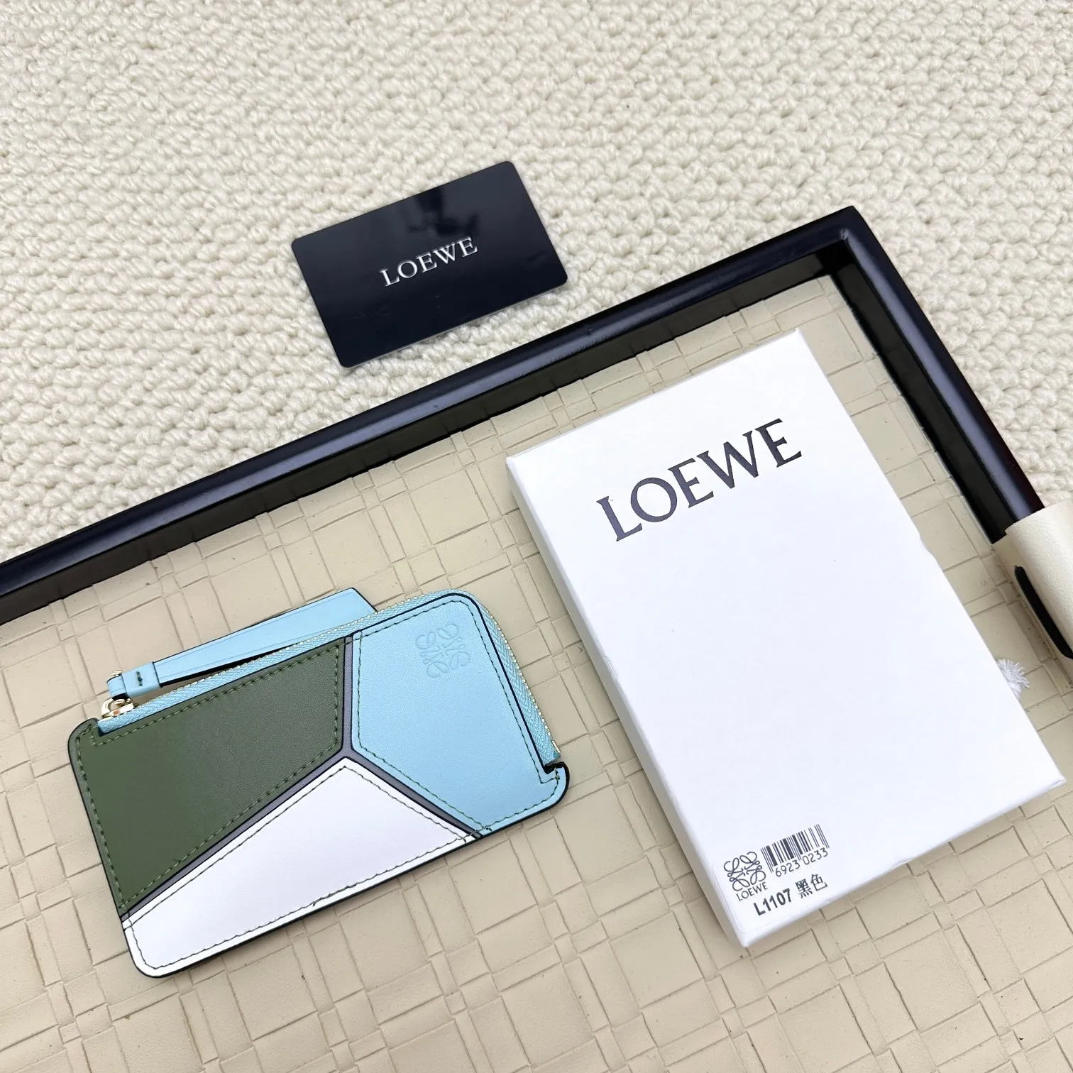💰120 ·Loewe’s new card holders are back in stock! The new ones are all with metal logos, which are more refined than the old ones~~ Comes with box and dust bag! It’s a good idea to choose this small accessory for Valentine’s Day ~~Model: L1107 Size: 13*7.5*1