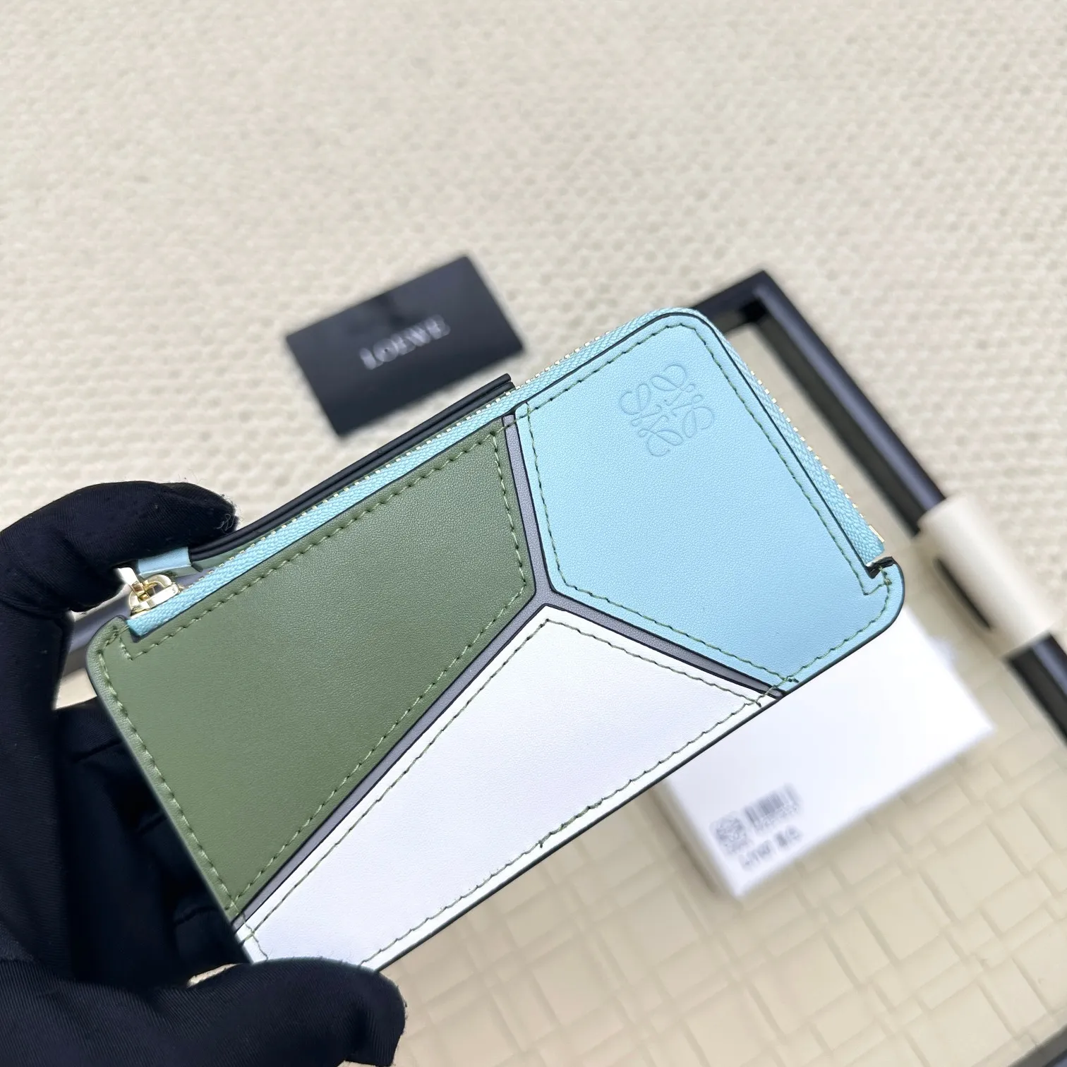 💰120 ·Loewe’s new card holders are back in stock! The new ones are all with metal logos, which are more refined than the old ones~~ Comes with box and dust bag! It’s a good idea to choose this small accessory for Valentine’s Day ~~Model: L1107 Size: 13*7.5*1