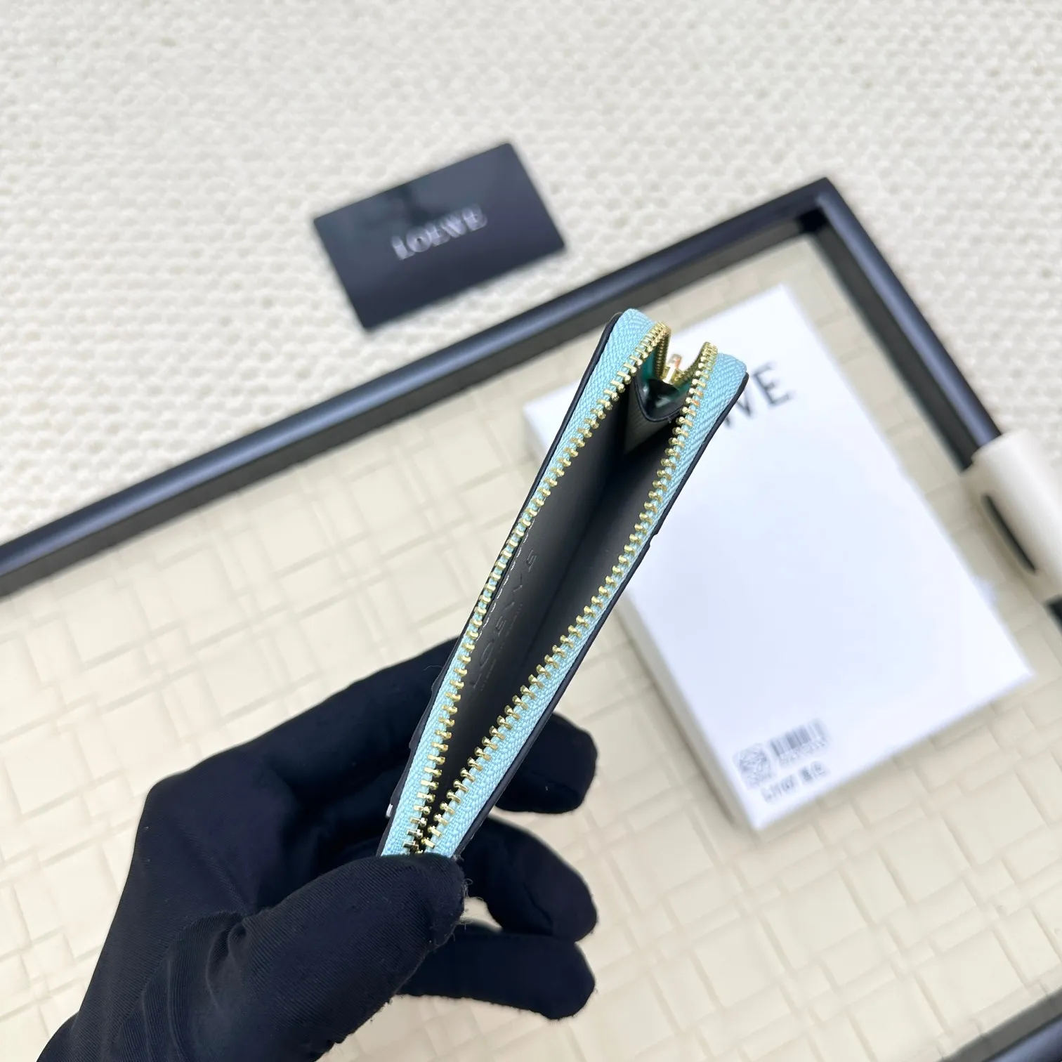 💰120 ·Loewe’s new card holders are back in stock! The new ones are all with metal logos, which are more refined than the old ones~~ Comes with box and dust bag! It’s a good idea to choose this small accessory for Valentine’s Day ~~Model: L1107 Size: 13*7.5*1