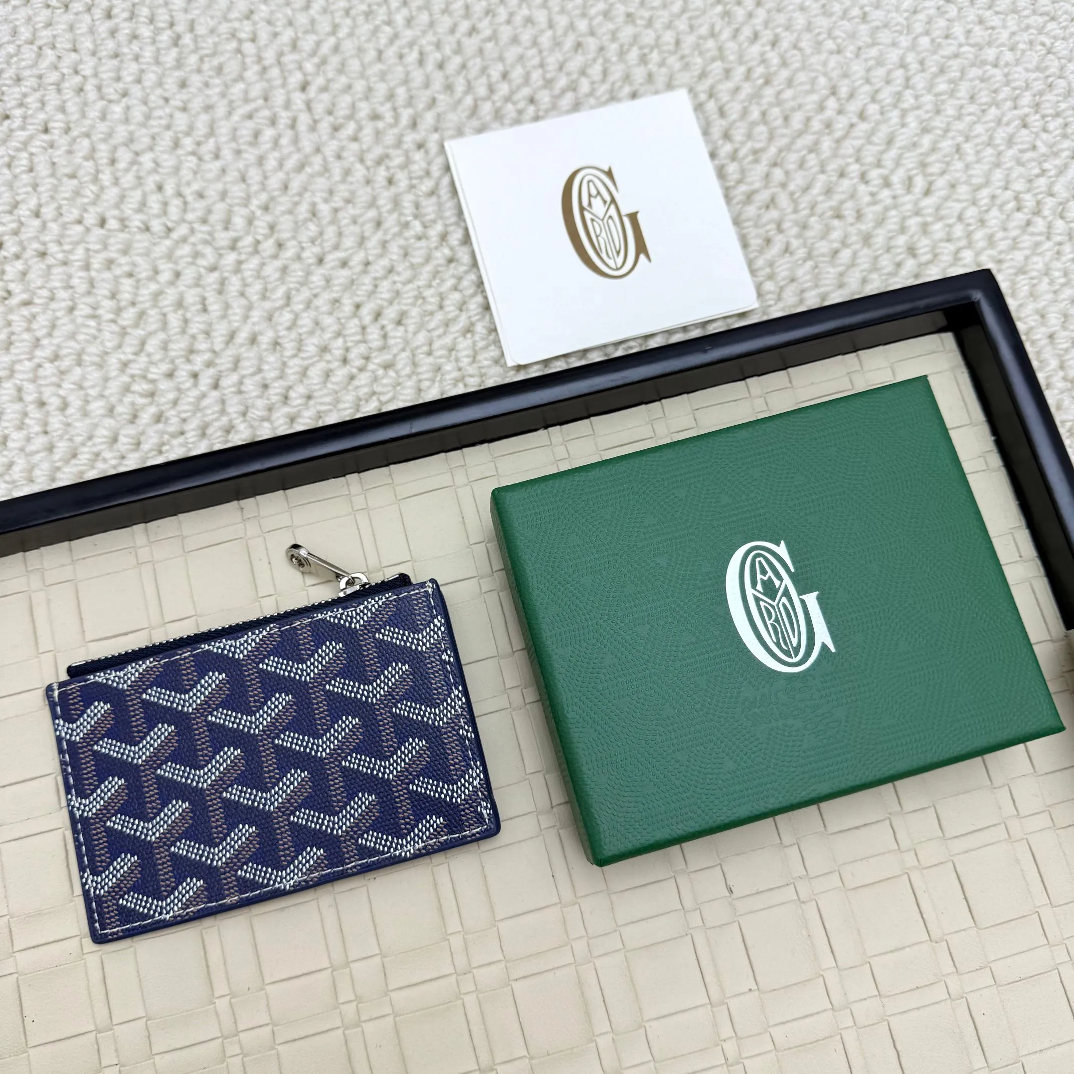 💰 120 Goyard Bourbon zipper coin card holder. This coin card holder has 3 card slots, 1 patch pocket and a zipper pocket to store coins, change or cards, and can safely store change. Exquisite and small, its compact shape can be easily put into a pocket or large bag. Size: 12.5x1x8.4cm No.: 808