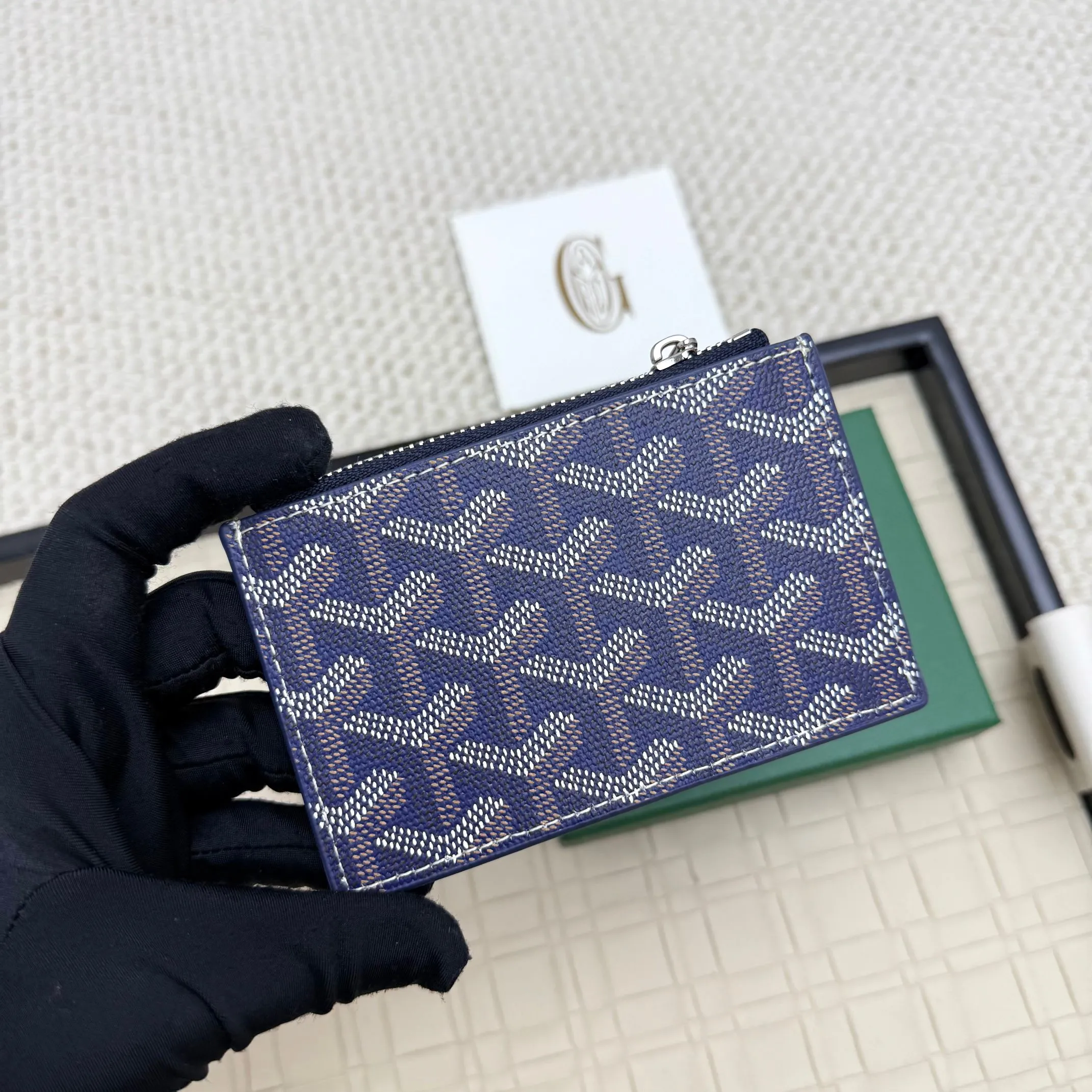 💰 120 Goyard Bourbon zipper coin card holder. This coin card holder has 3 card slots, 1 patch pocket and a zipper pocket to store coins, change or cards, and can safely store change. Exquisite and small, its compact shape can be easily put into a pocket or large bag. Size: 12.5x1x8.4cm No.: 808