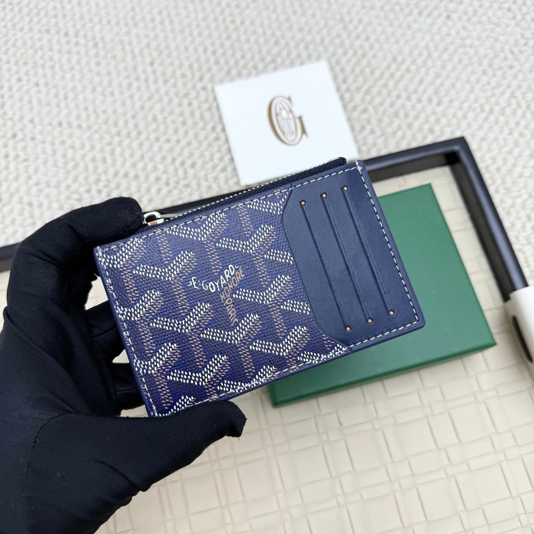 💰 120 Goyard Bourbon zipper coin card holder. This coin card holder has 3 card slots, 1 patch pocket and a zipper pocket to store coins, change or cards, and can safely store change. Exquisite and small, its compact shape can be easily put into a pocket or large bag. Size: 12.5x1x8.4cm No.: 808