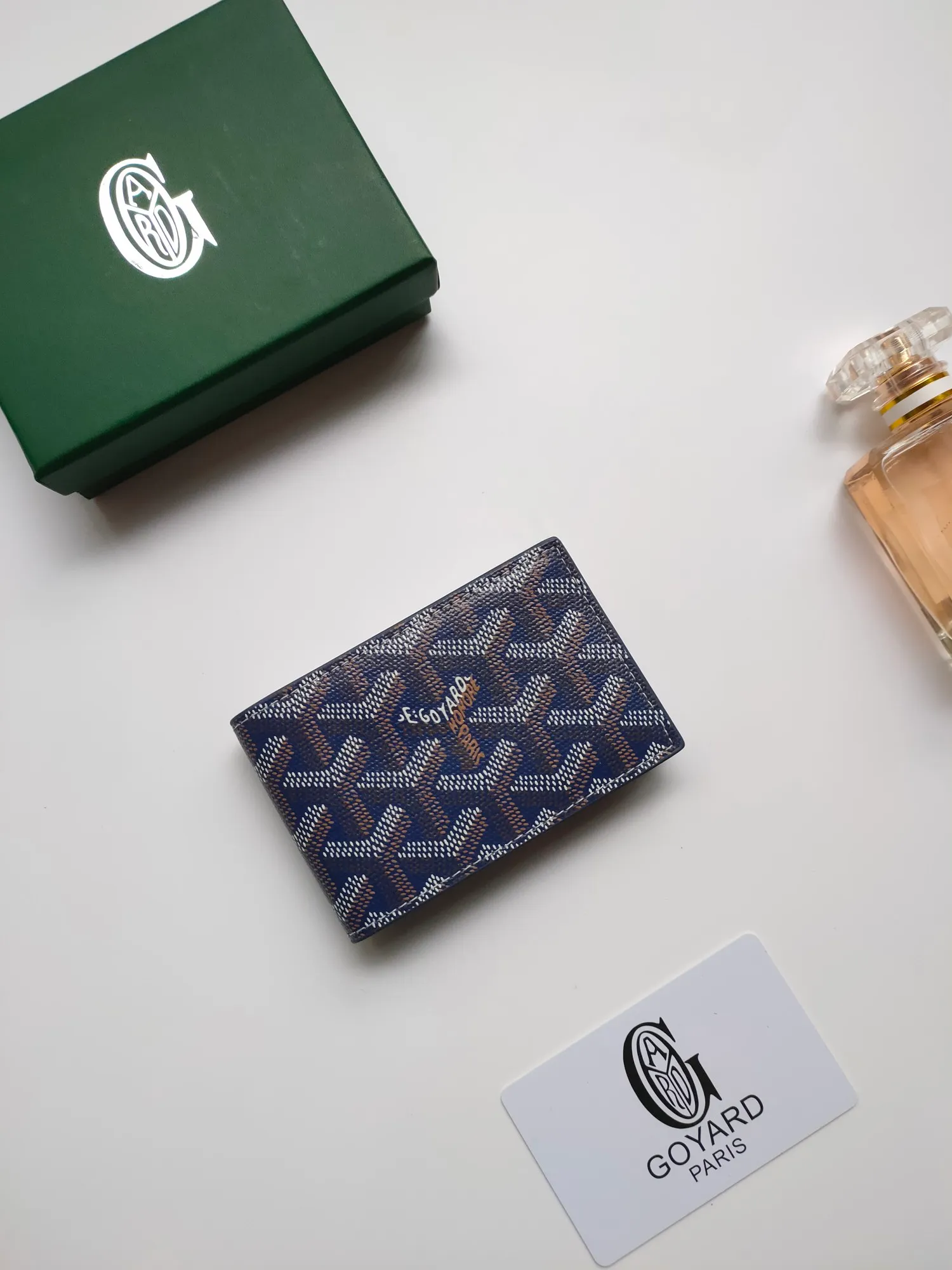 ￥110 Insert Victoire card holder can not only be used alone, but can also be inserted into the Victoire wallet to add more card storage space. Goyardine canvas & Vauzelles calfskin Style number: 9638 Size: 7.1 cmx0.5 cmx10 cm