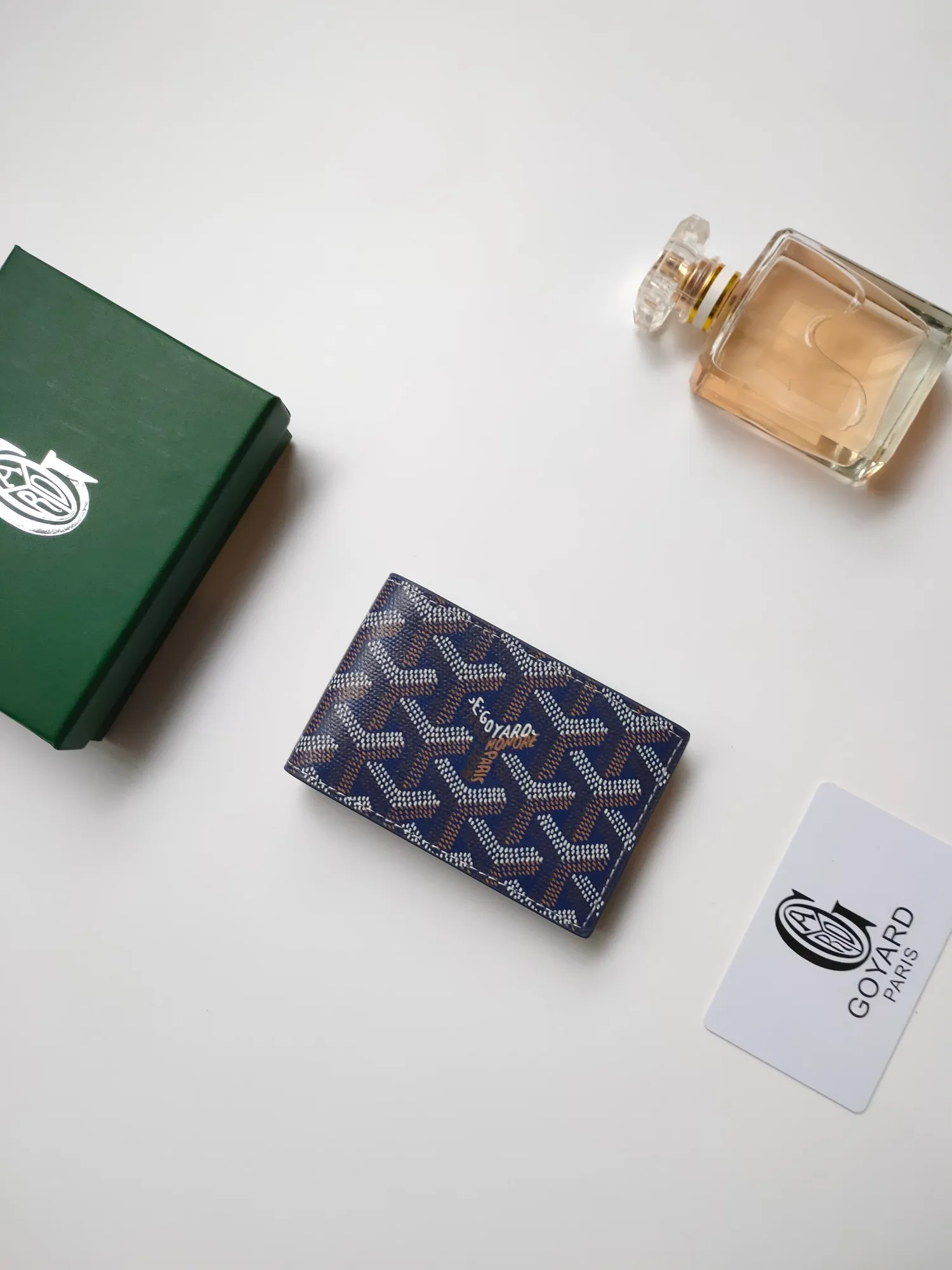 ￥110 Insert Victoire card holder can not only be used alone, but can also be inserted into the Victoire wallet to add more card storage space. Goyardine canvas & Vauzelles calfskin Style number: 9638 Size: 7.1 cmx0.5 cmx10 cm