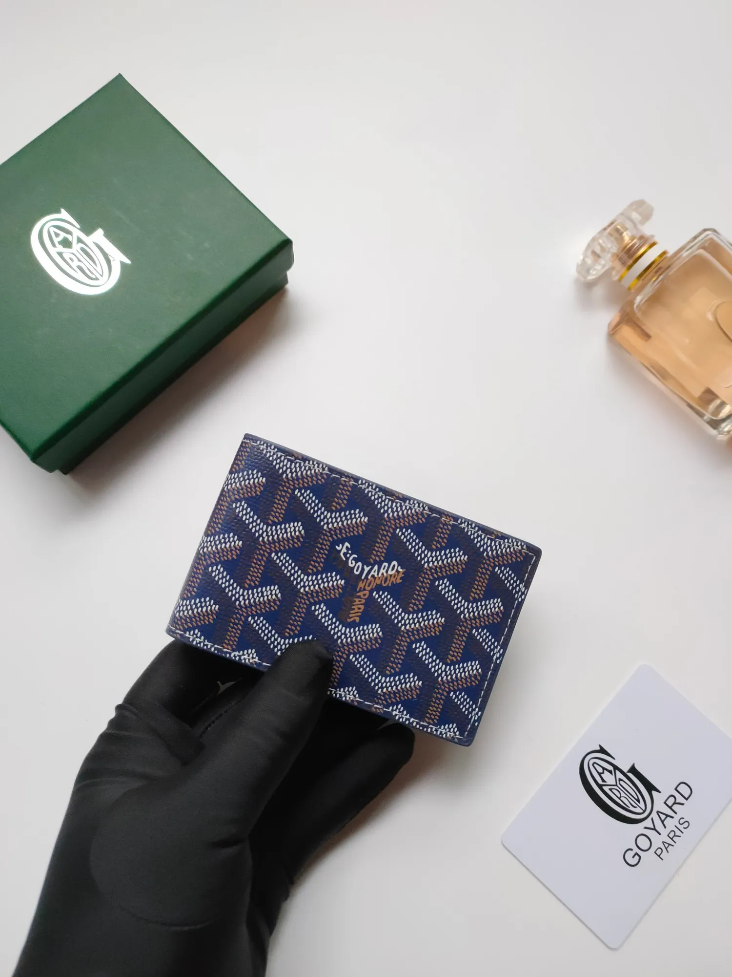 ￥110 Insert Victoire card holder can not only be used alone, but can also be inserted into the Victoire wallet to add more card storage space. Goyardine canvas & Vauzelles calfskin Style number: 9638 Size: 7.1 cmx0.5 cmx10 cm