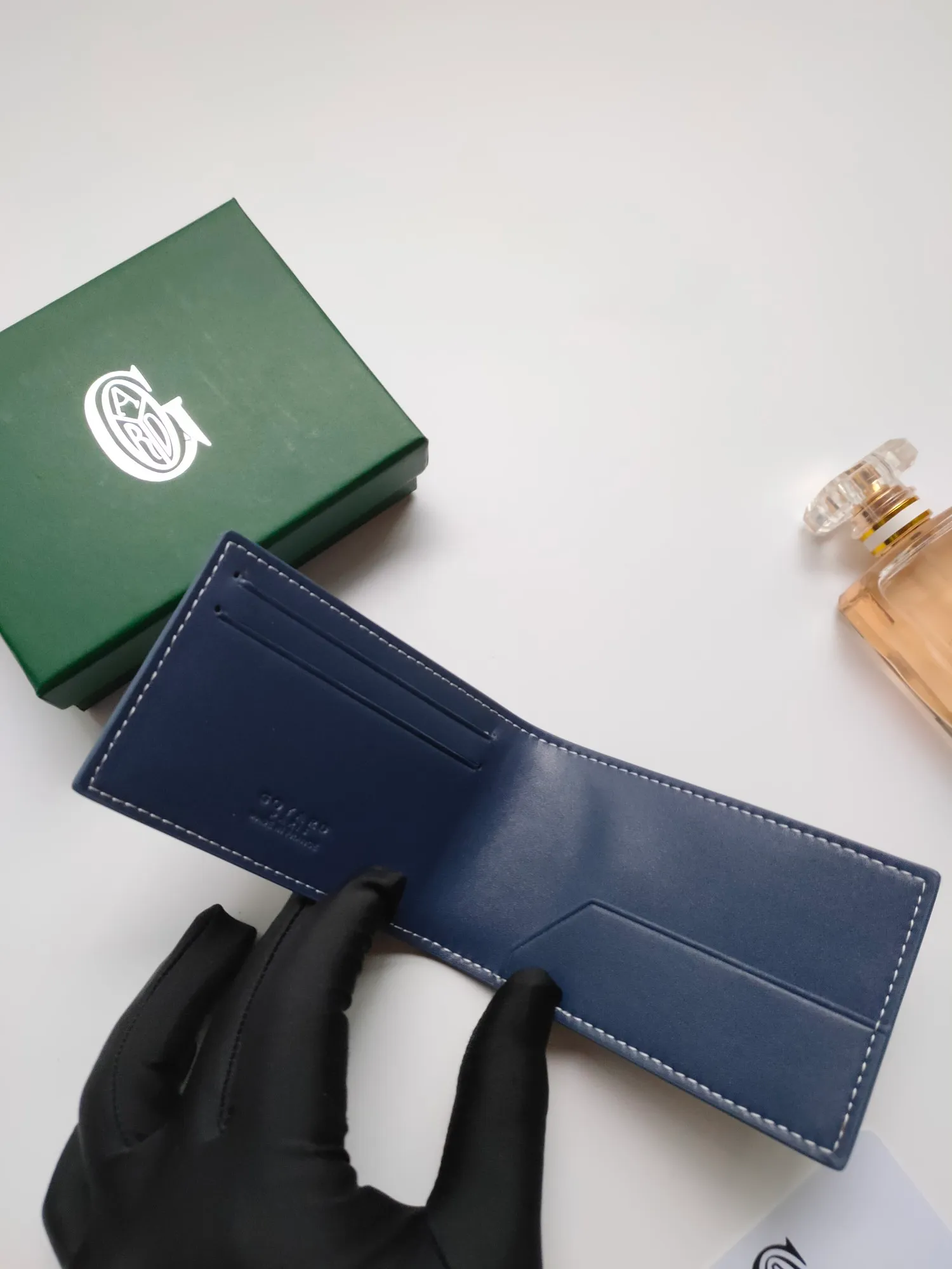 ￥110 Insert Victoire card holder can not only be used alone, but can also be inserted into the Victoire wallet to add more card storage space. Goyardine canvas & Vauzelles calfskin Style number: 9638 Size: 7.1 cmx0.5 cmx10 cm