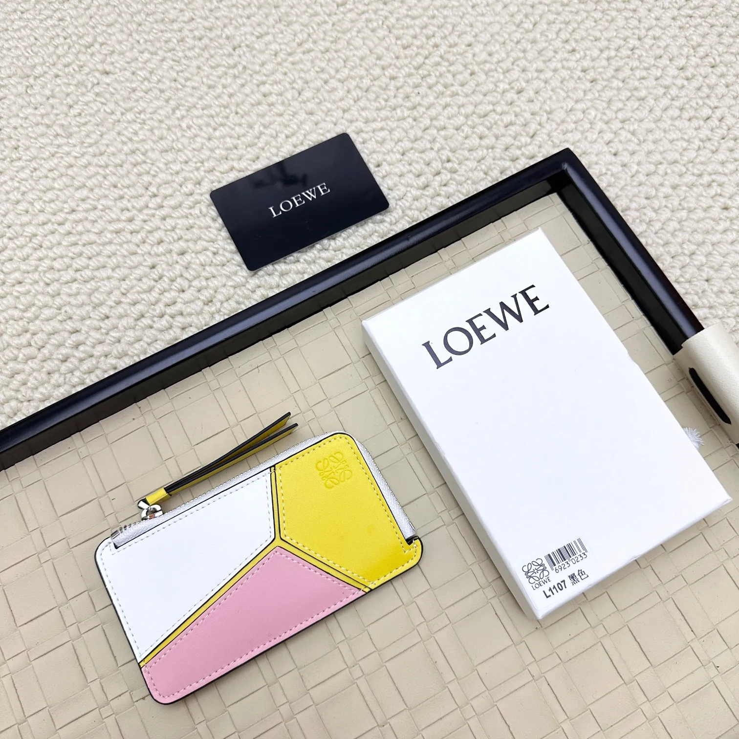 💰120 ·Loewe’s new card holders are back in stock! The new ones are all with metal logos, which are more refined than the old ones~~ Comes with box and dust bag! It’s a good idea to choose this small accessory for Valentine’s Day ~~Model: L1107 Size: 13*7.5*1