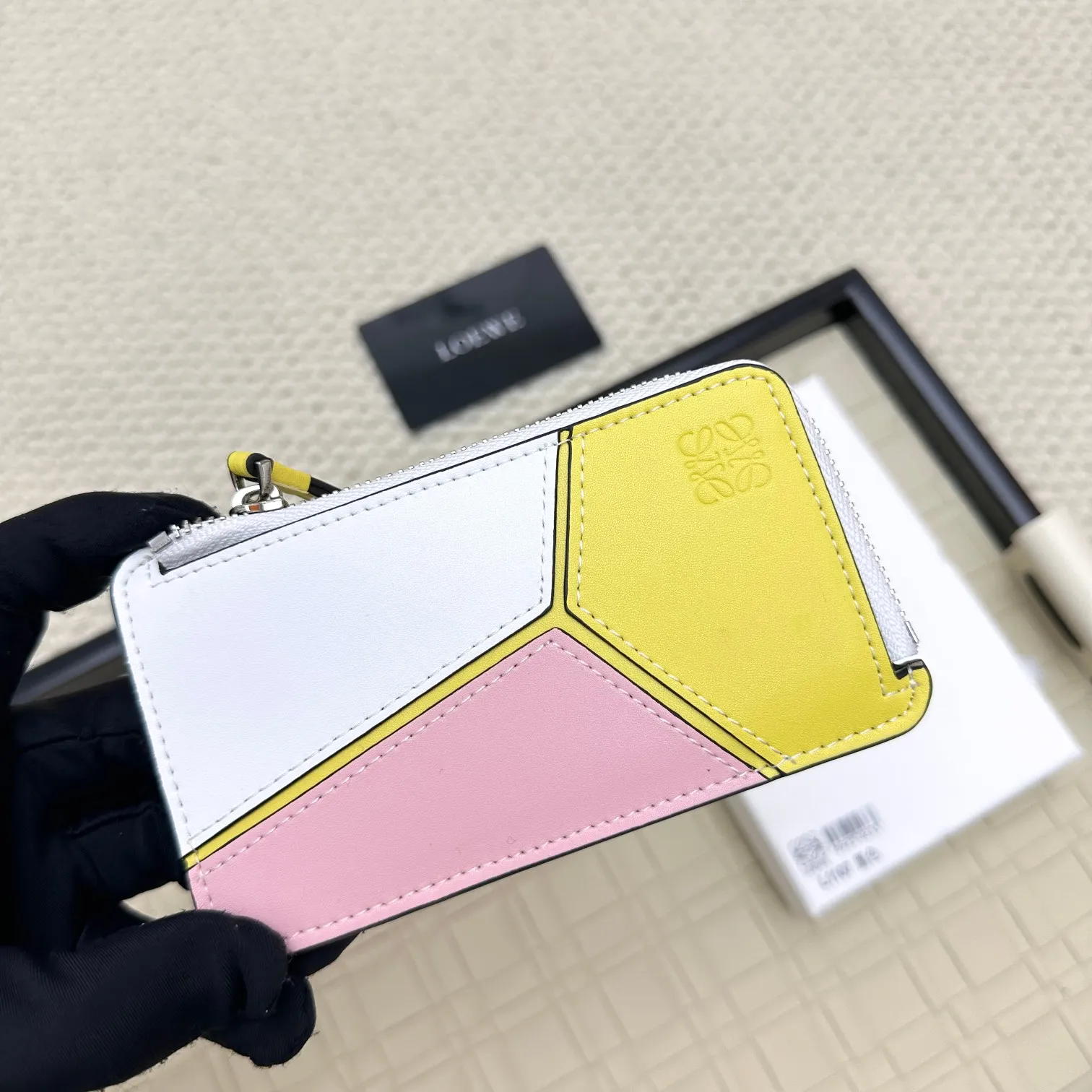 💰120 ·Loewe’s new card holders are back in stock! The new ones are all with metal logos, which are more refined than the old ones~~ Comes with box and dust bag! It’s a good idea to choose this small accessory for Valentine’s Day ~~Model: L1107 Size: 13*7.5*1