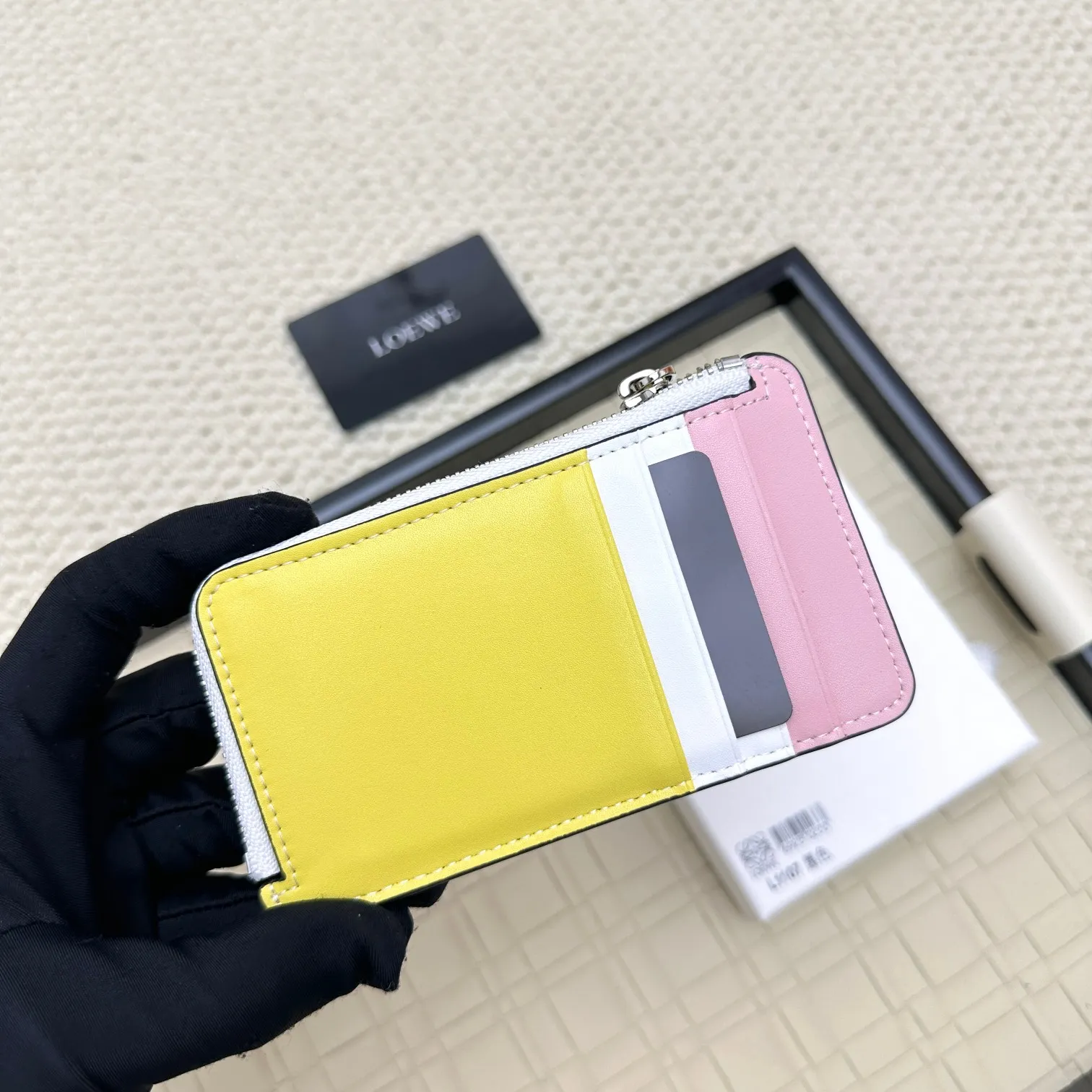 💰120 ·Loewe’s new card holders are back in stock! The new ones are all with metal logos, which are more refined than the old ones~~ Comes with box and dust bag! It’s a good idea to choose this small accessory for Valentine’s Day ~~Model: L1107 Size: 13*7.5*1