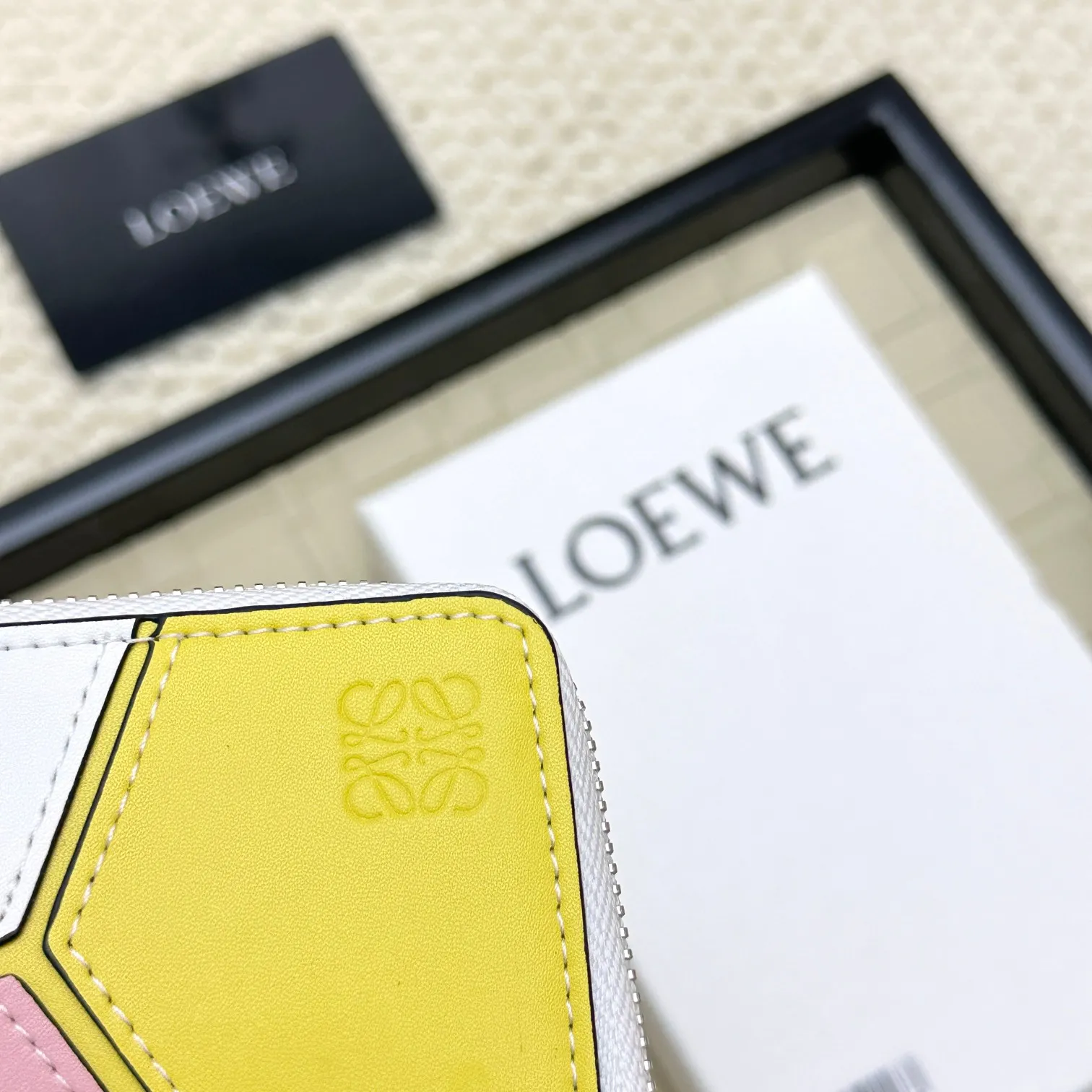 💰120 ·Loewe’s new card holders are back in stock! The new ones are all with metal logos, which are more refined than the old ones~~ Comes with box and dust bag! It’s a good idea to choose this small accessory for Valentine’s Day ~~Model: L1107 Size: 13*7.5*1
