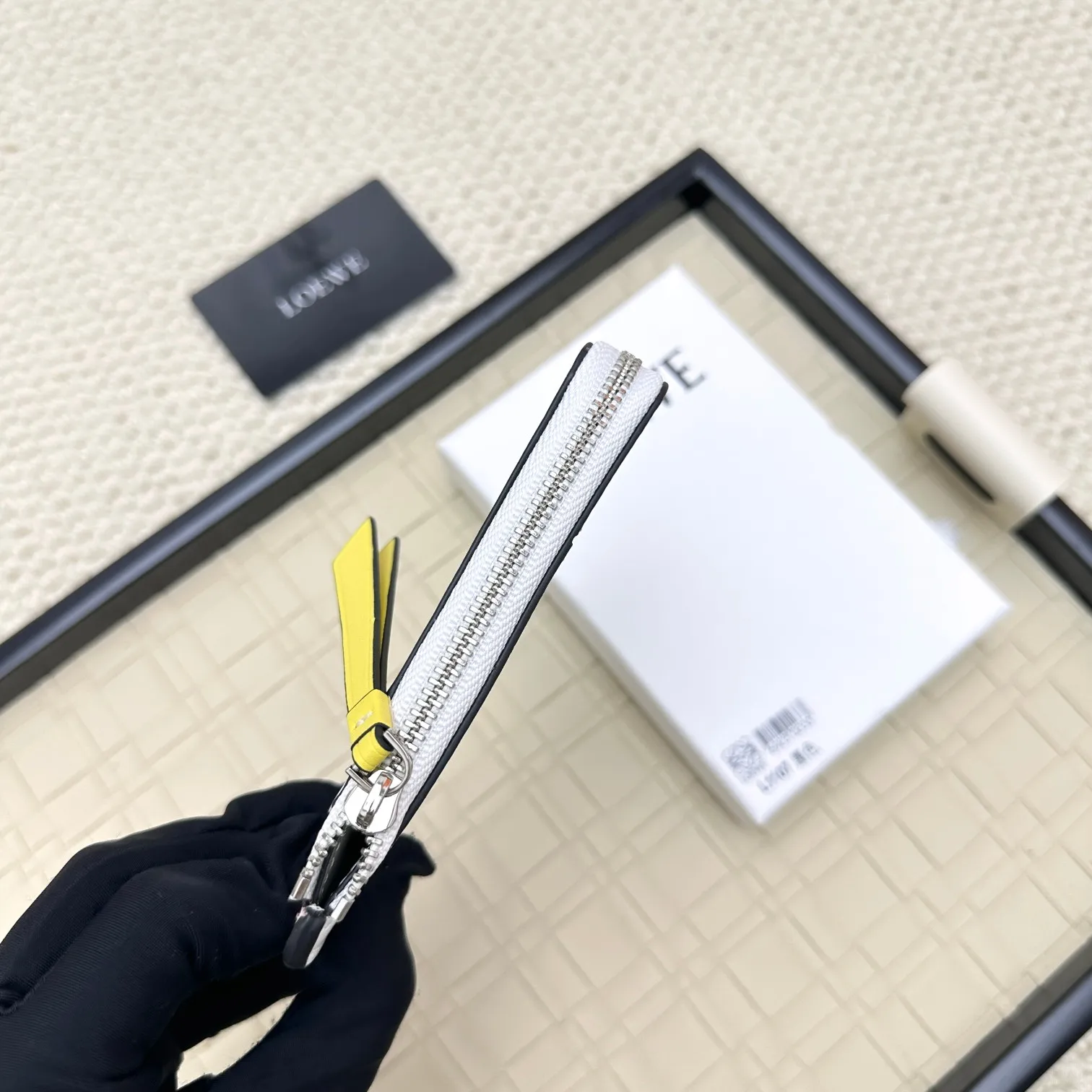 💰120 ·Loewe’s new card holders are back in stock! The new ones are all with metal logos, which are more refined than the old ones~~ Comes with box and dust bag! It’s a good idea to choose this small accessory for Valentine’s Day ~~Model: L1107 Size: 13*7.5*1