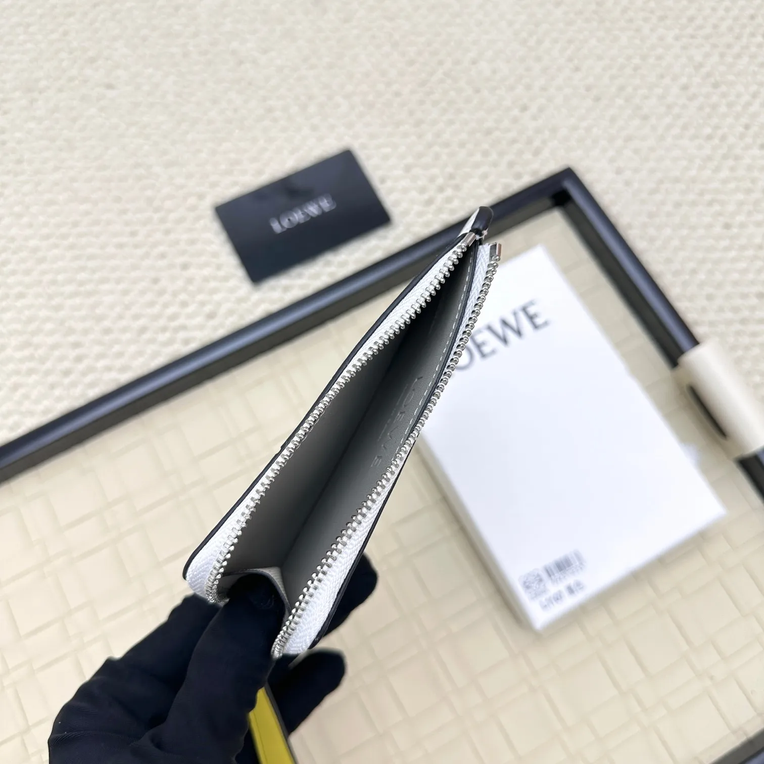 💰120 ·Loewe’s new card holders are back in stock! The new ones are all with metal logos, which are more refined than the old ones~~ Comes with box and dust bag! It’s a good idea to choose this small accessory for Valentine’s Day ~~Model: L1107 Size: 13*7.5*1