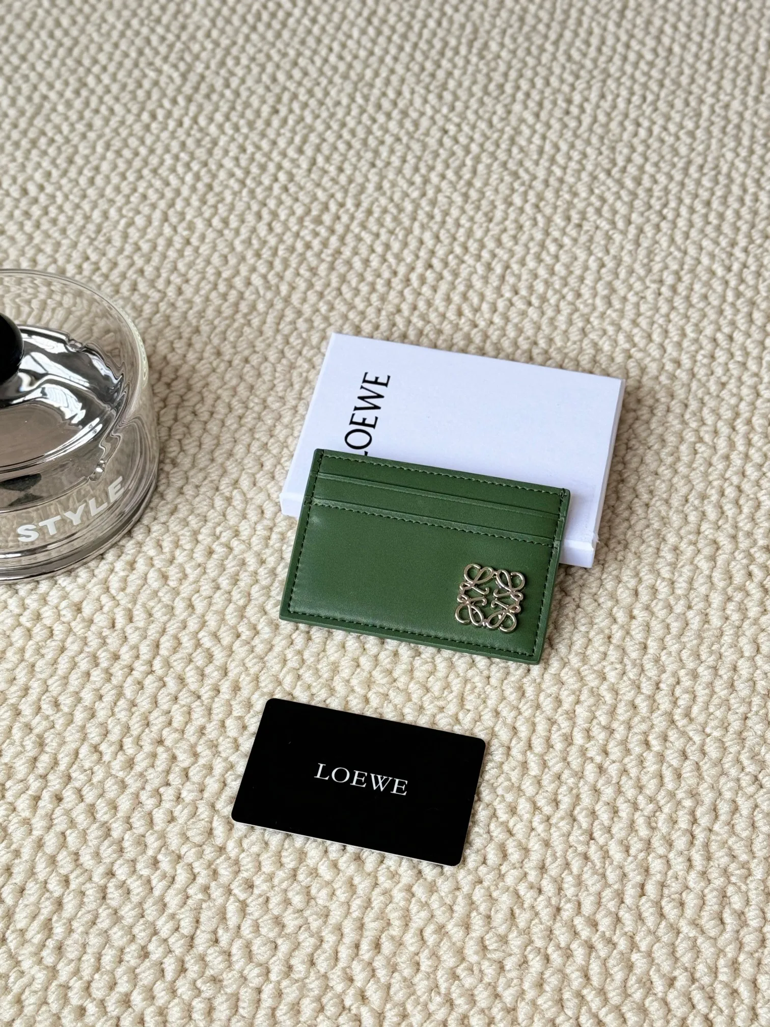 💰100 ·Loewe’s new card holders are back in stock! The new ones are all with metal logos, which are more refined than the old ones~~ Comes with box and dust bag! It’s also a good idea to choose this small accessory for Valentine’s Day ~~Model: L1122 Size: 10*7.5CM