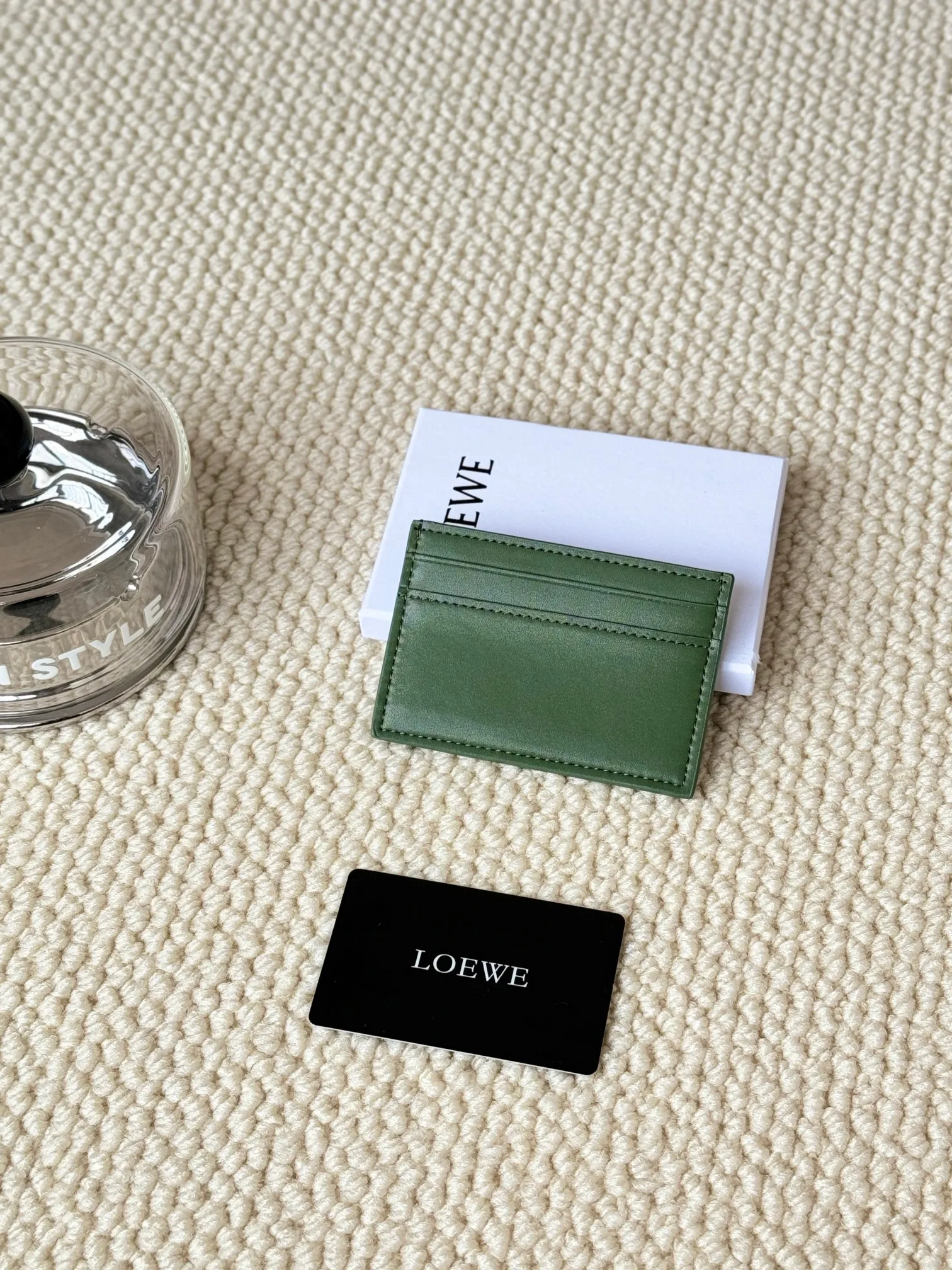 💰100 ·Loewe’s new card holders are back in stock! The new ones are all with metal logos, which are more refined than the old ones~~ Comes with box and dust bag! It’s also a good idea to choose this small accessory for Valentine’s Day ~~Model: L1122 Size: 10*7.5CM