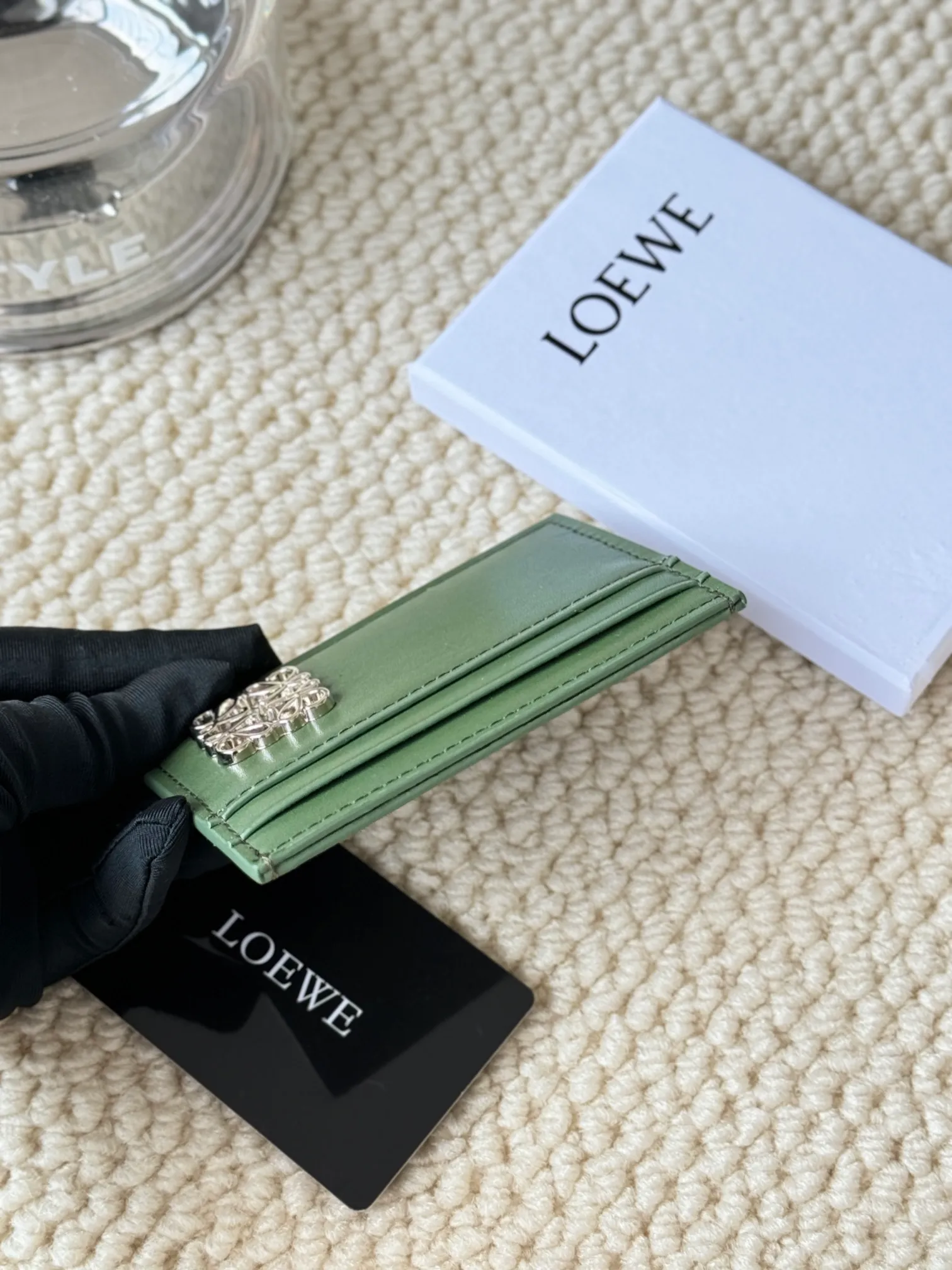 💰100 ·Loewe’s new card holders are back in stock! The new ones are all with metal logos, which are more refined than the old ones~~ Comes with box and dust bag! It’s also a good idea to choose this small accessory for Valentine’s Day ~~Model: L1122 Size: 10*7.5CM