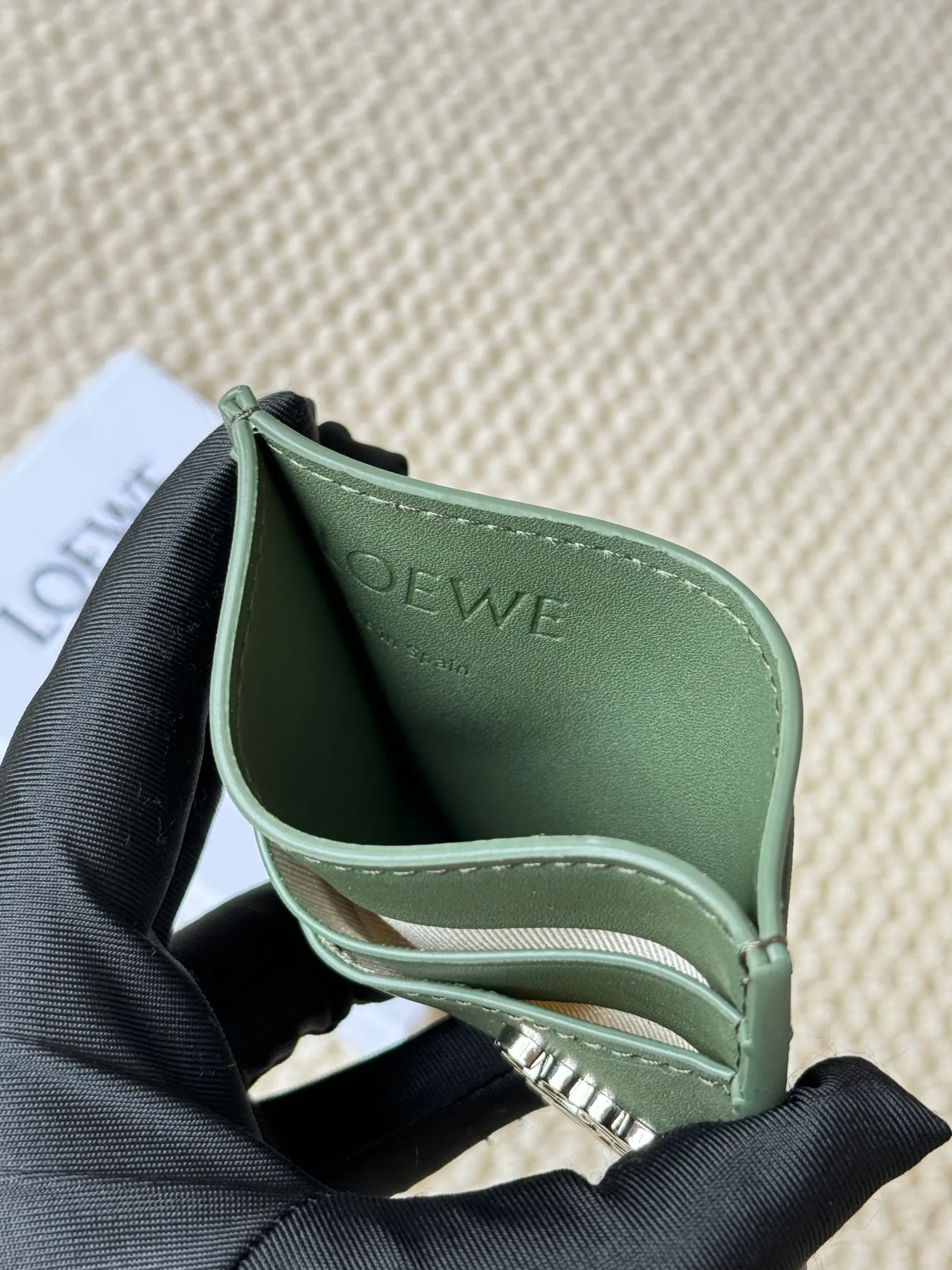 💰100 ·Loewe’s new card holders are back in stock! The new ones are all with metal logos, which are more refined than the old ones~~ Comes with box and dust bag! It’s also a good idea to choose this small accessory for Valentine’s Day ~~Model: L1122 Size: 10*7.5CM