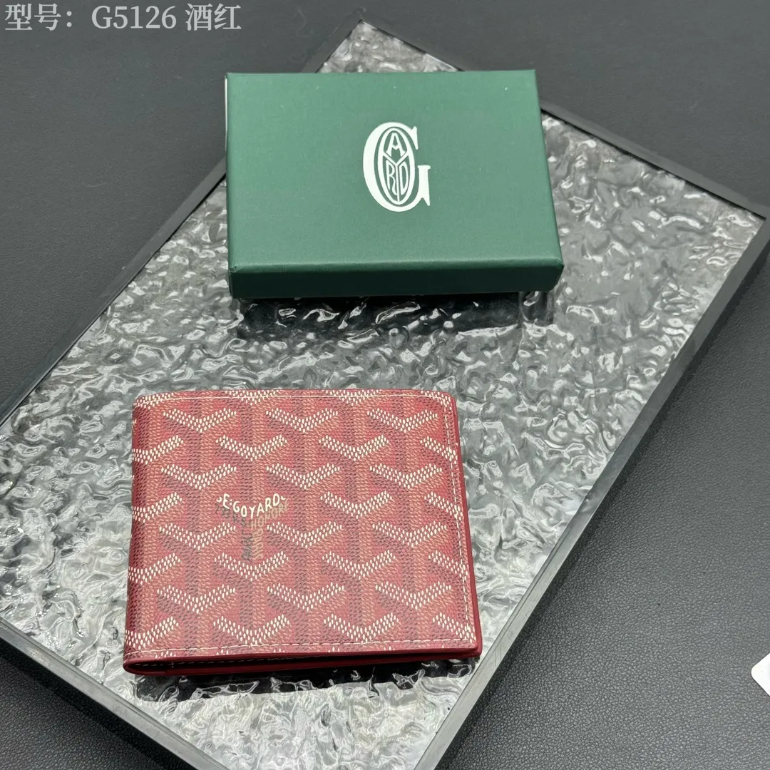 💰110 💎Upgraded original version 𝐠𝐨𝐲𝐚𝐫𝐝 Hot style ❤️Goyard short wallet, Goyard 8-slot card slot wallet, the texture is perfect and can hold about 8-10 cards, it can hold cash, it is thin and does not stand up, it is classic, practical and attractive! If you want to create a short clip with a feeling that is different from others and has a deep taste, it must be him! size: 11*9 (cm) model: G5126