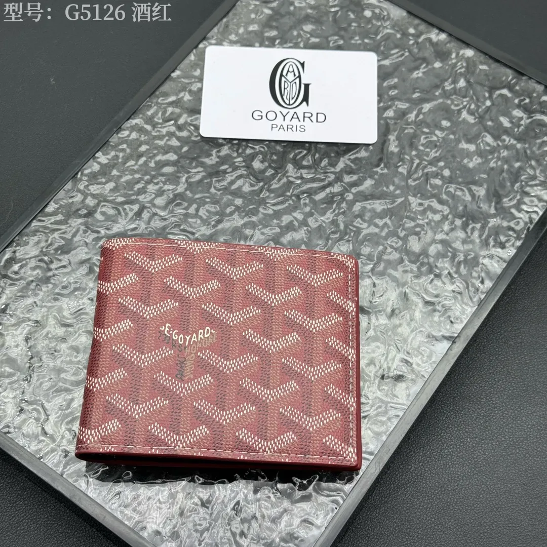 💰110 💎Upgraded original version 𝐠𝐨𝐲𝐚𝐫𝐝 Hot style ❤️Goyard short wallet, Goyard 8-slot card slot wallet, the texture is perfect and can hold about 8-10 cards, it can hold cash, it is thin and does not stand up, it is classic, practical and attractive! If you want to create a short clip with a feeling that is different from others and has a deep taste, it must be him! size: 11*9 (cm) model: G5126