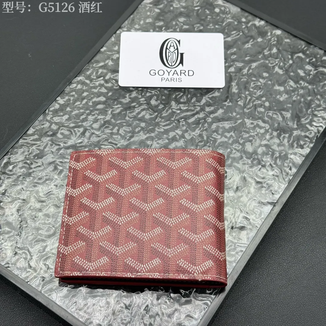 💰110 💎Upgraded original version 𝐠𝐨𝐲𝐚𝐫𝐝 Hot style ❤️Goyard short wallet, Goyard 8-slot card slot wallet, the texture is perfect and can hold about 8-10 cards, it can hold cash, it is thin and does not stand up, it is classic, practical and attractive! If you want to create a short clip with a feeling that is different from others and has a deep taste, it must be him! size: 11*9 (cm) model: G5126