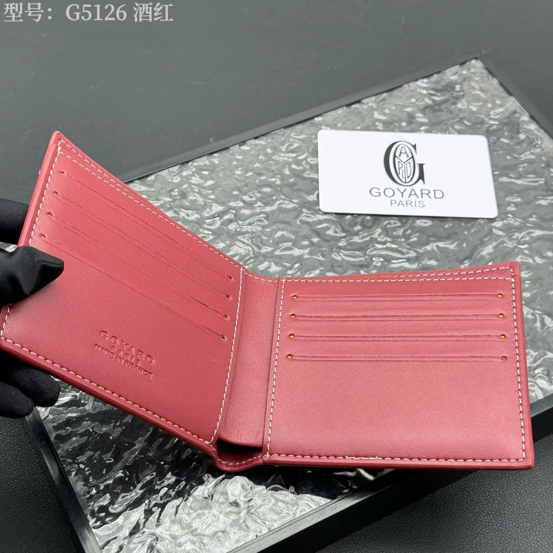 💰110 💎Upgraded original version 𝐠𝐨𝐲𝐚𝐫𝐝 Hot style ❤️Goyard short wallet, Goyard 8-slot card slot wallet, the texture is perfect and can hold about 8-10 cards, it can hold cash, it is thin and does not stand up, it is classic, practical and attractive! If you want to create a short clip with a feeling that is different from others and has a deep taste, it must be him! size: 11*9 (cm) model: G5126