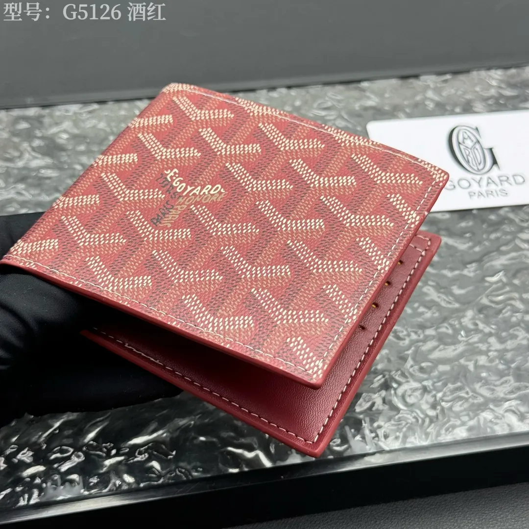 💰110 💎Upgraded original version 𝐠𝐨𝐲𝐚𝐫𝐝 Hot style ❤️Goyard short wallet, Goyard 8-slot card slot wallet, the texture is perfect and can hold about 8-10 cards, it can hold cash, it is thin and does not stand up, it is classic, practical and attractive! If you want to create a short clip with a feeling that is different from others and has a deep taste, it must be him! size: 11*9 (cm) model: G5126