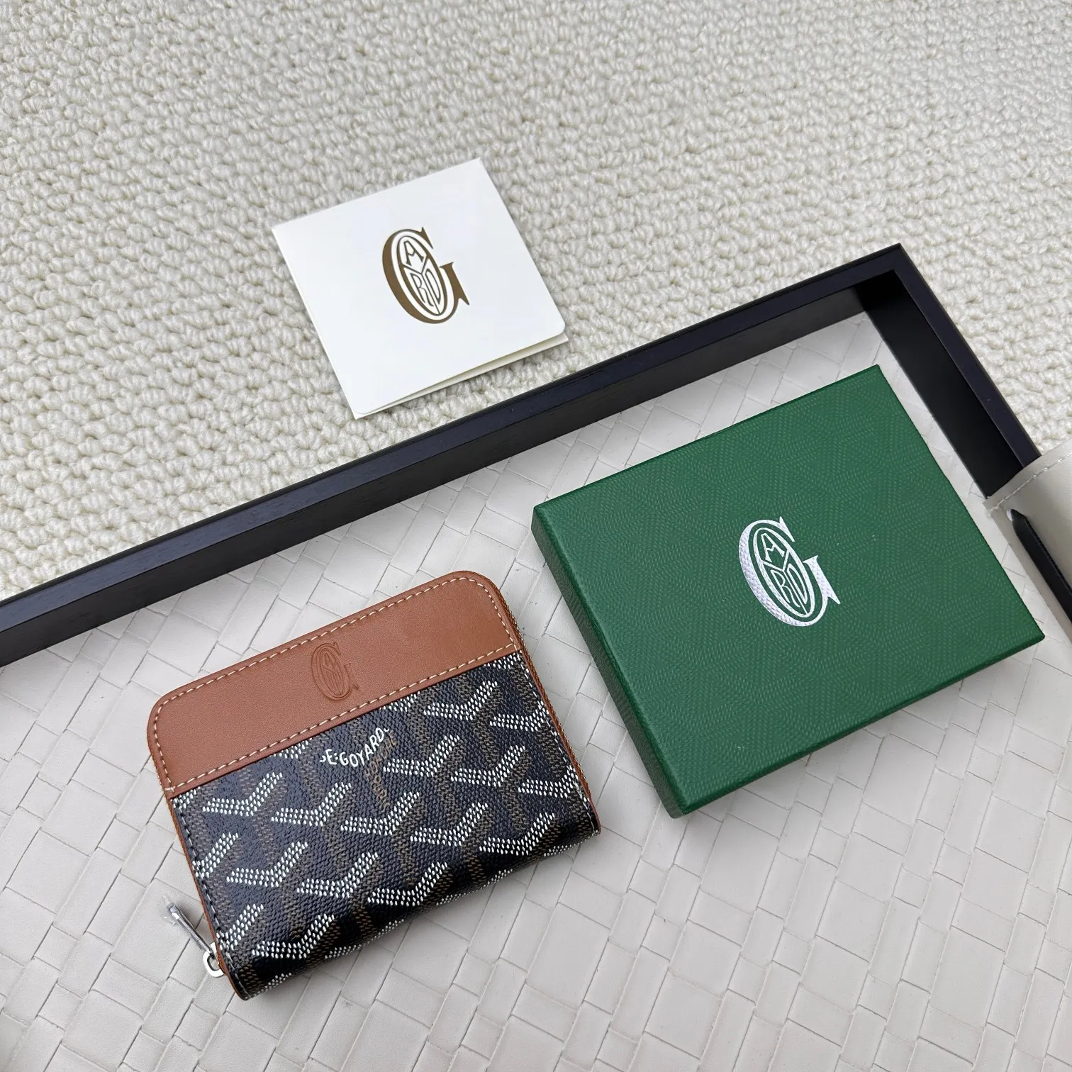 💰140 GOYARD Matignon Mini coin purse features a full zipper closure. Its central compartment holds coins, while its interior patch pocket holds cards or small IDs. No.: 805 Size: 10.4*7.5*1.8cm