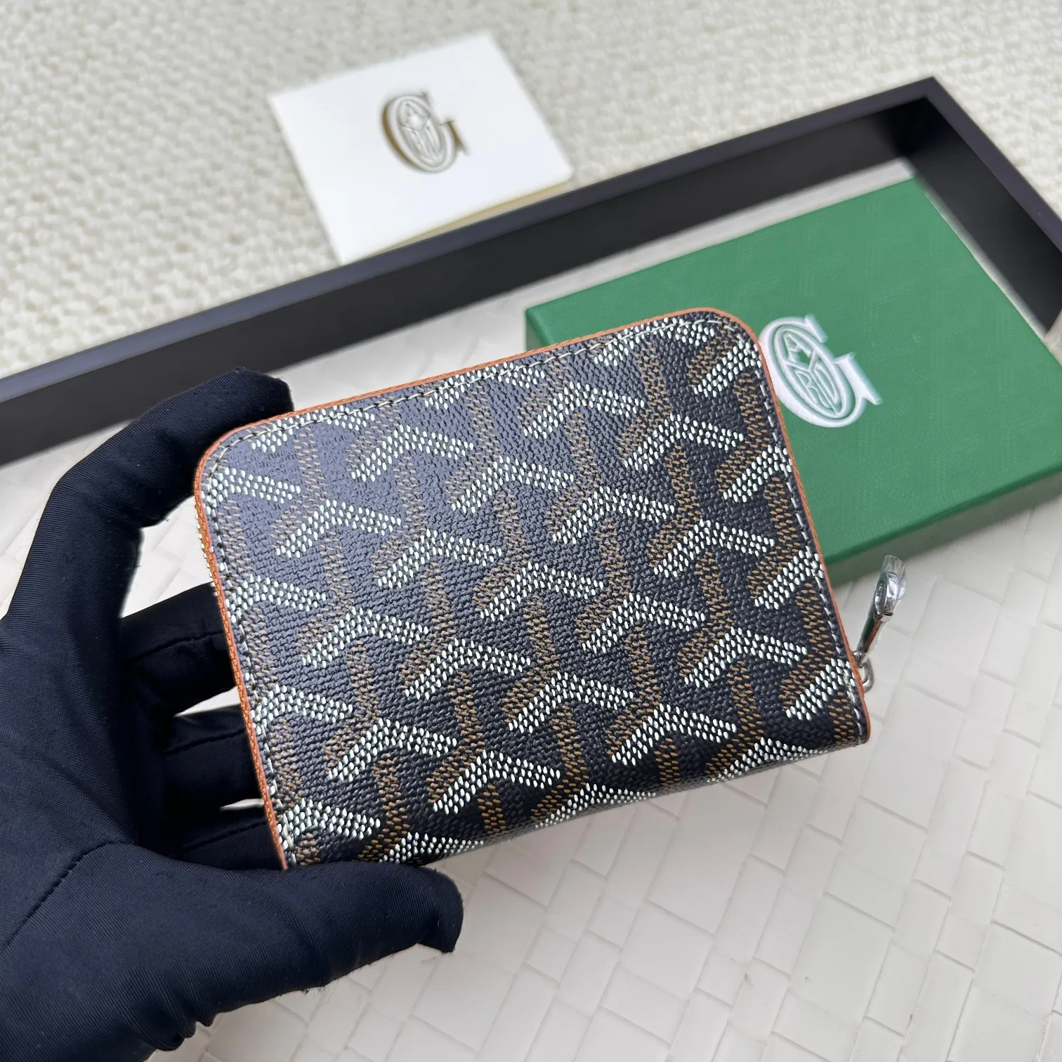 💰140 GOYARD Matignon Mini coin purse features a full zipper closure. Its central compartment holds coins, while its interior patch pocket holds cards or small IDs. No.: 805 Size: 10.4*7.5*1.8cm
