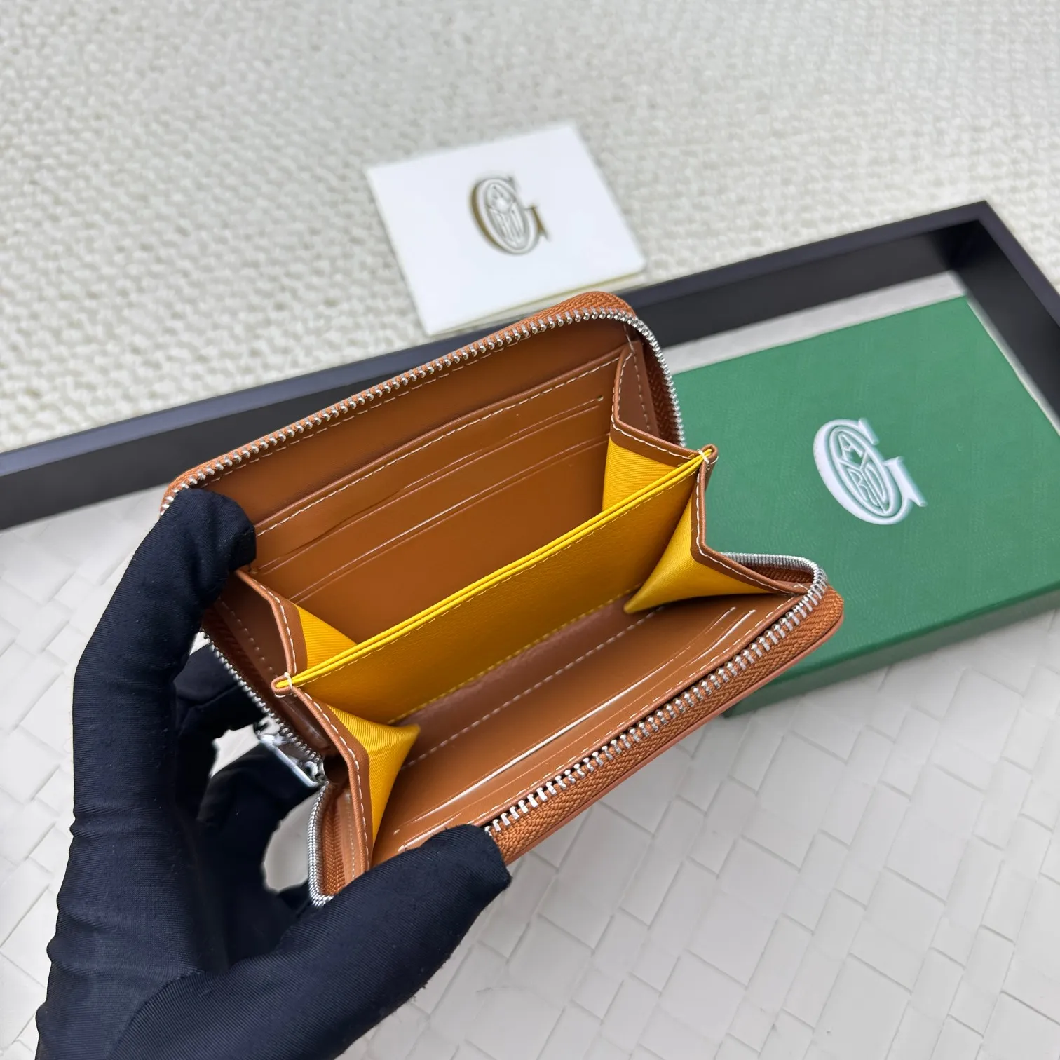 💰140 GOYARD Matignon Mini coin purse features a full zipper closure. Its central compartment holds coins, while its interior patch pocket holds cards or small IDs. No.: 805 Size: 10.4*7.5*1.8cm