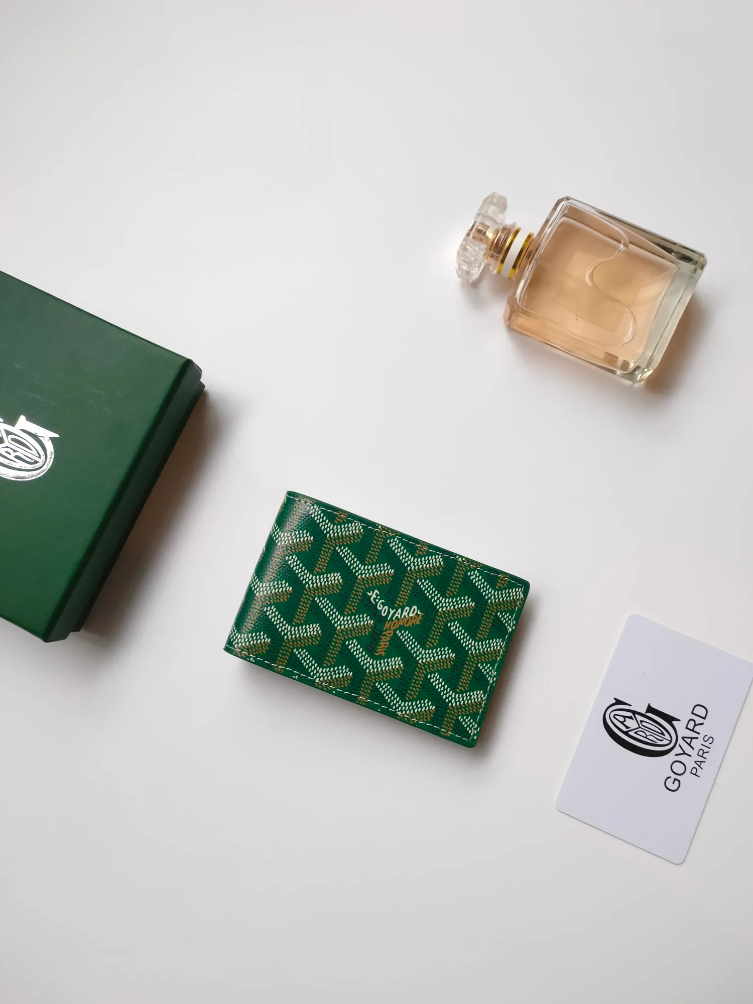 ￥110 Insert Victoire card holder can not only be used alone, but can also be inserted into the Victoire wallet to add more card storage space. Goyardine canvas & Vauzelles calfskin Style number: 9638 Size: 7.1 cmx0.5 cmx10 cm