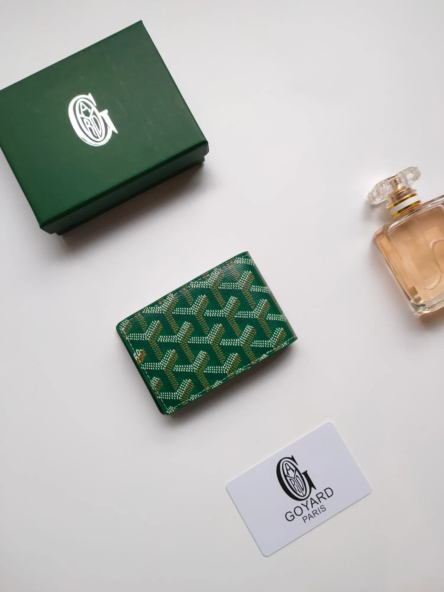 ￥110 Insert Victoire card holder can not only be used alone, but can also be inserted into the Victoire wallet to add more card storage space. Goyardine canvas & Vauzelles calfskin Style number: 9638 Size: 7.1 cmx0.5 cmx10 cm