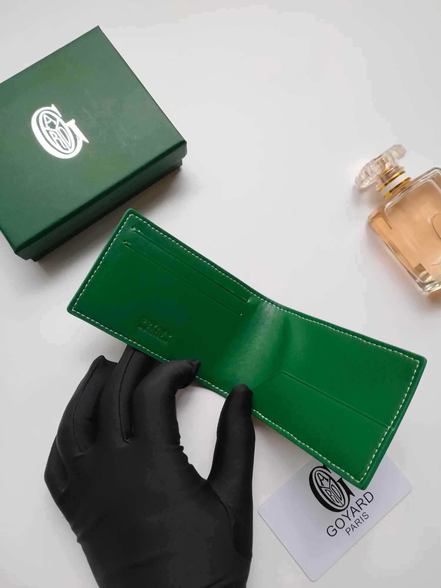 ￥110 Insert Victoire card holder can not only be used alone, but can also be inserted into the Victoire wallet to add more card storage space. Goyardine canvas & Vauzelles calfskin Style number: 9638 Size: 7.1 cmx0.5 cmx10 cm