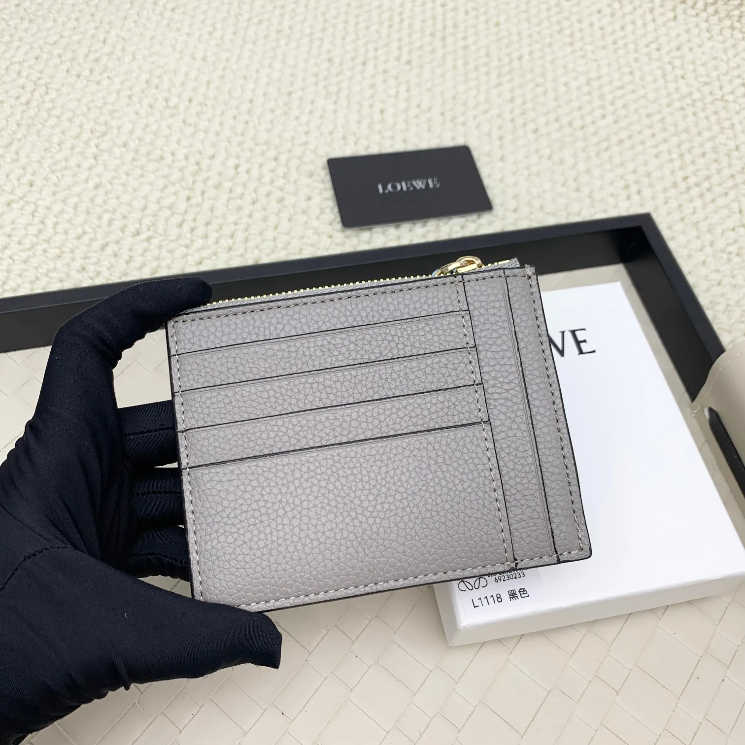 💰120 ·Loewe’s new card holders are back in stock! The new ones are all with metal logos, which are more refined than the old ones~~ Comes with box and dust bag! It’s a good idea to choose this small accessory for Valentine’s Day ~~Model: L1118 Size: 12CM*9.5CM