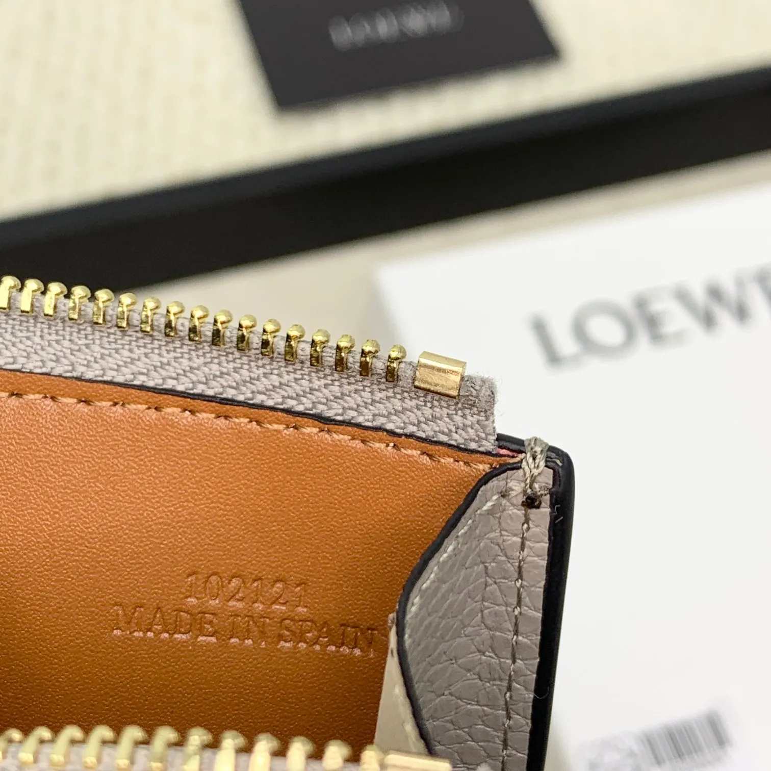 💰120 ·Loewe’s new card holders are back in stock! The new ones are all with metal logos, which are more refined than the old ones~~ Comes with box and dust bag! It’s a good idea to choose this small accessory for Valentine’s Day ~~Model: L1118 Size: 12CM*9.5CM
