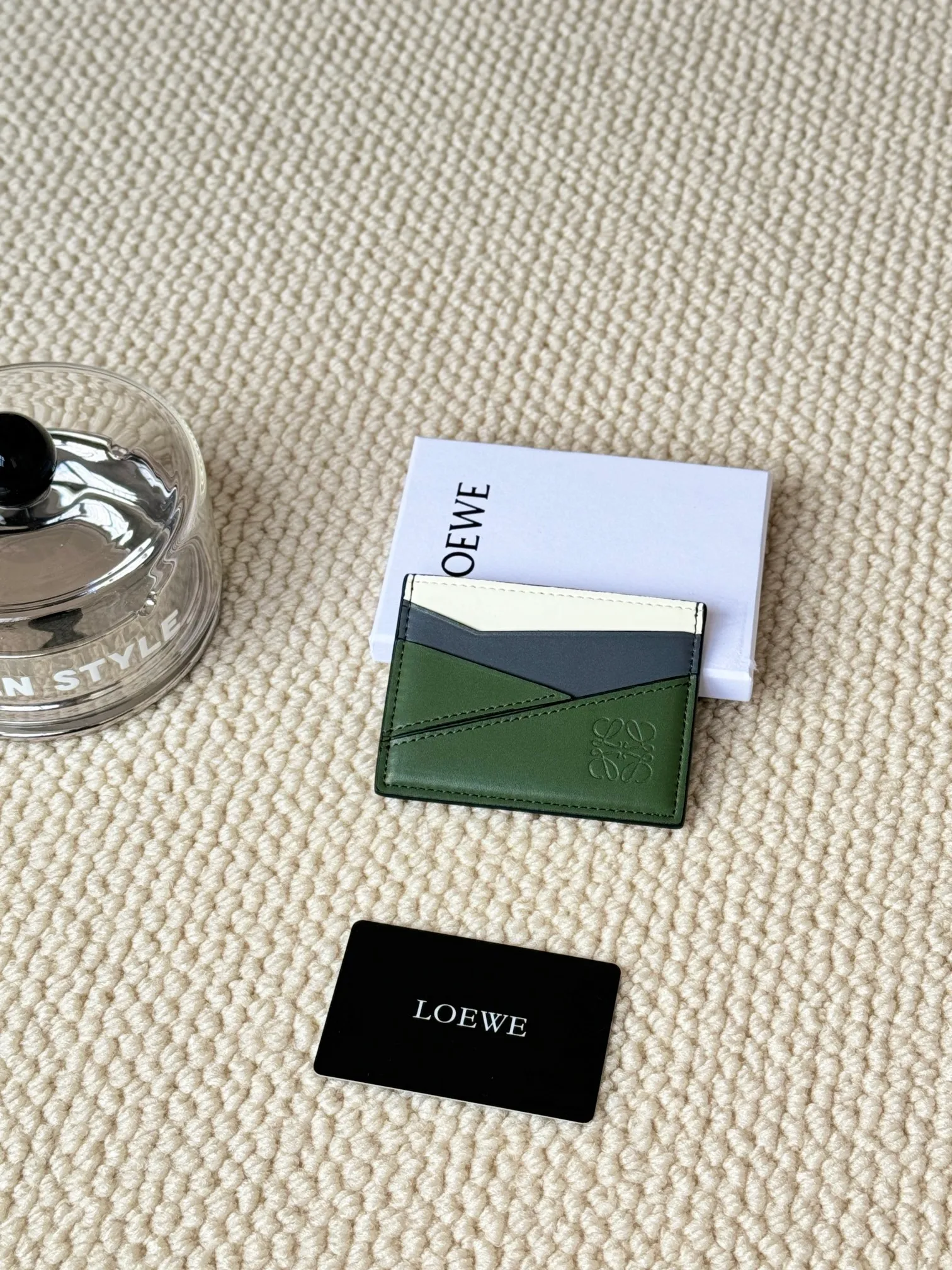 💰100 ·Loewe’s new card holders are back in stock! The new ones are all with metal logos, which are more refined than the old ones~~ Comes with box and dust bag! It’s also a good idea to choose this small accessory for Valentine’s Day ~~Model: L1106 Size: 10*7.5CM
