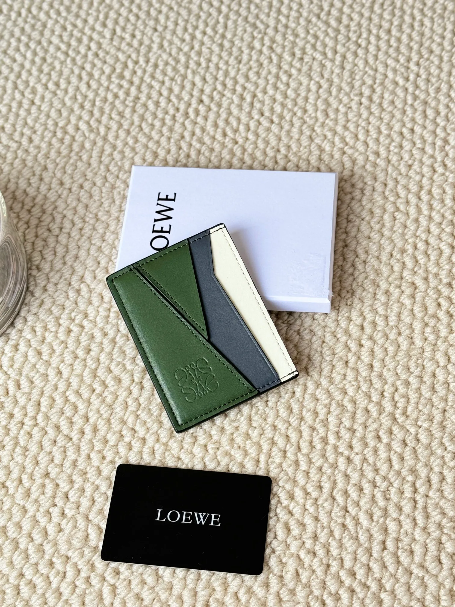💰100 ·Loewe’s new card holders are back in stock! The new ones are all with metal logos, which are more refined than the old ones~~ Comes with box and dust bag! It’s also a good idea to choose this small accessory for Valentine’s Day ~~Model: L1106 Size: 10*7.5CM