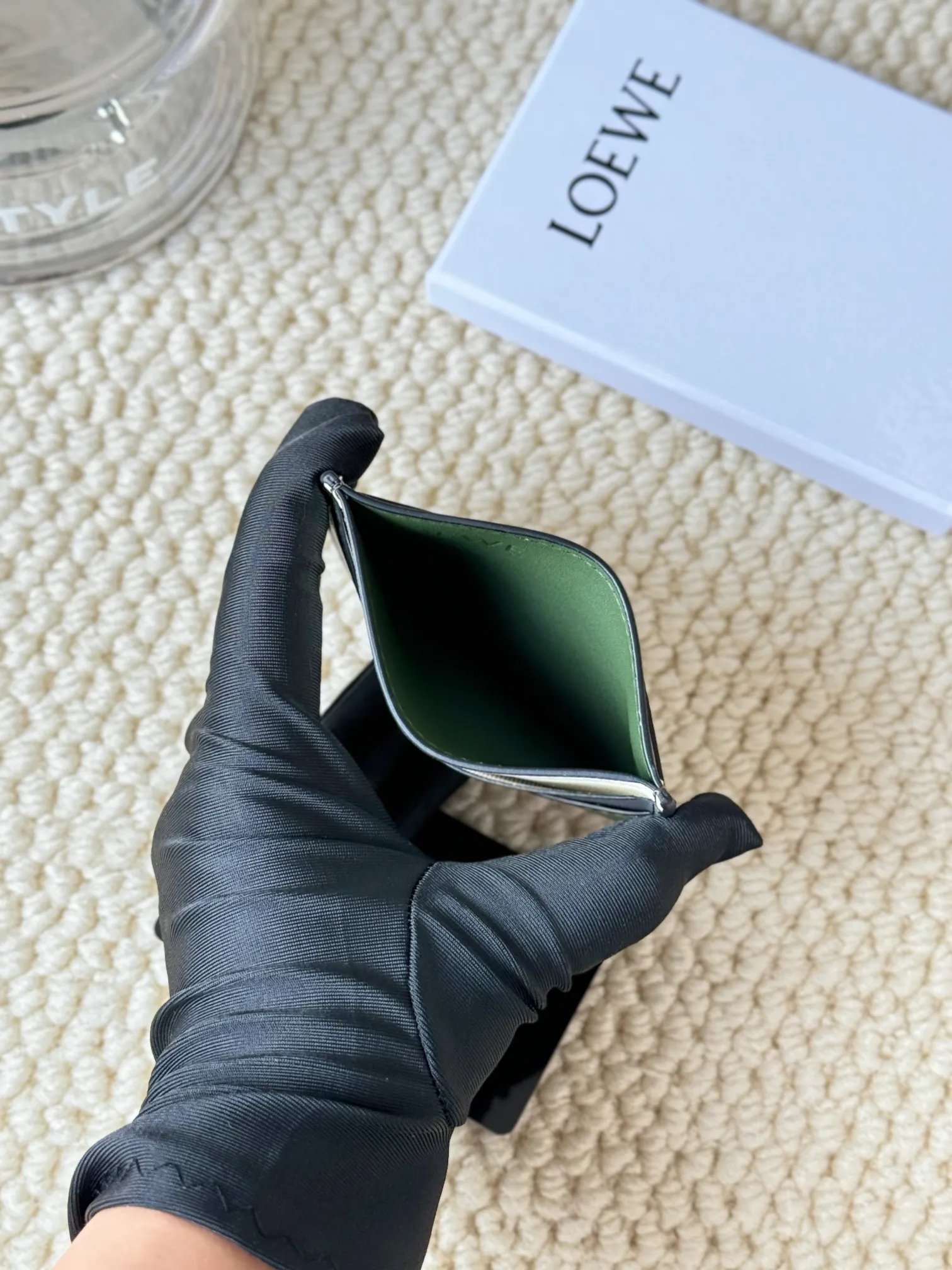 💰100 ·Loewe’s new card holders are back in stock! The new ones are all with metal logos, which are more refined than the old ones~~ Comes with box and dust bag! It’s also a good idea to choose this small accessory for Valentine’s Day ~~Model: L1106 Size: 10*7.5CM